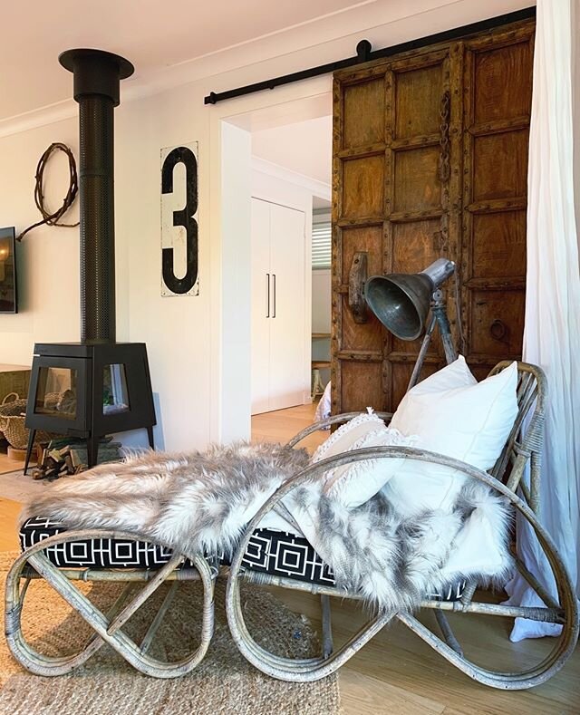 V I N T A G E  F I N D S 😍 // I'm crushing over the curves of this vintage pretzel armchair and footstool from @lanewaydesign. She sits so pretty in front of the one-of-a-kind barn door I had made using a pair of vintage Indian doors that I bought s