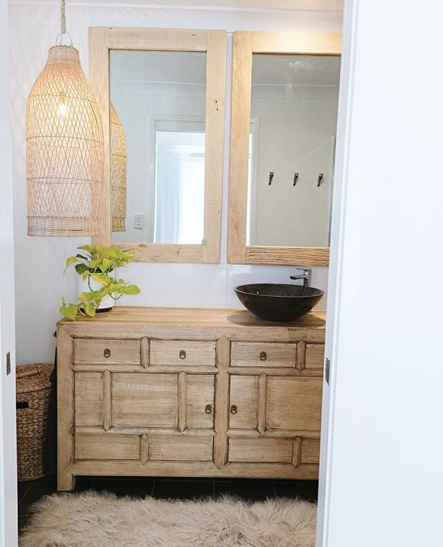 An affordabble bathroom renovation to bring this space out of the 80's and into the now.  It's been transformed on a budget into a modern space filled with warmth and texture. ⁠
New vanity 👍⁠
New mirror 👍⁠
Pendant light 👍⁠
Greenery 👍⁠
⁠
Interior 