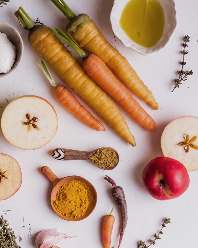 Freue mich im Herbst ja immer ganz besonders auf die Suppen 💛. Das hier sind die Zutaten f&uuml;r eine Karotten-Apfel-Suppe, die ich gerne mache.
🌿
Was ist euer liebestes Rezept f&uuml;r den Herbst?