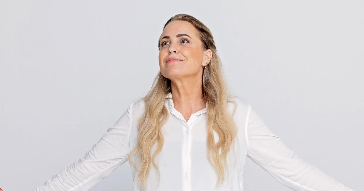 Susanne Dyhr med løftet hage under en ansigtsyogaøvelse for hals og kæbelinje