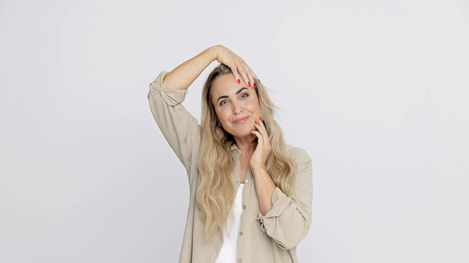 Susanne Dyhr viser en ansigtsyogaøvelse fra et onlinekursus