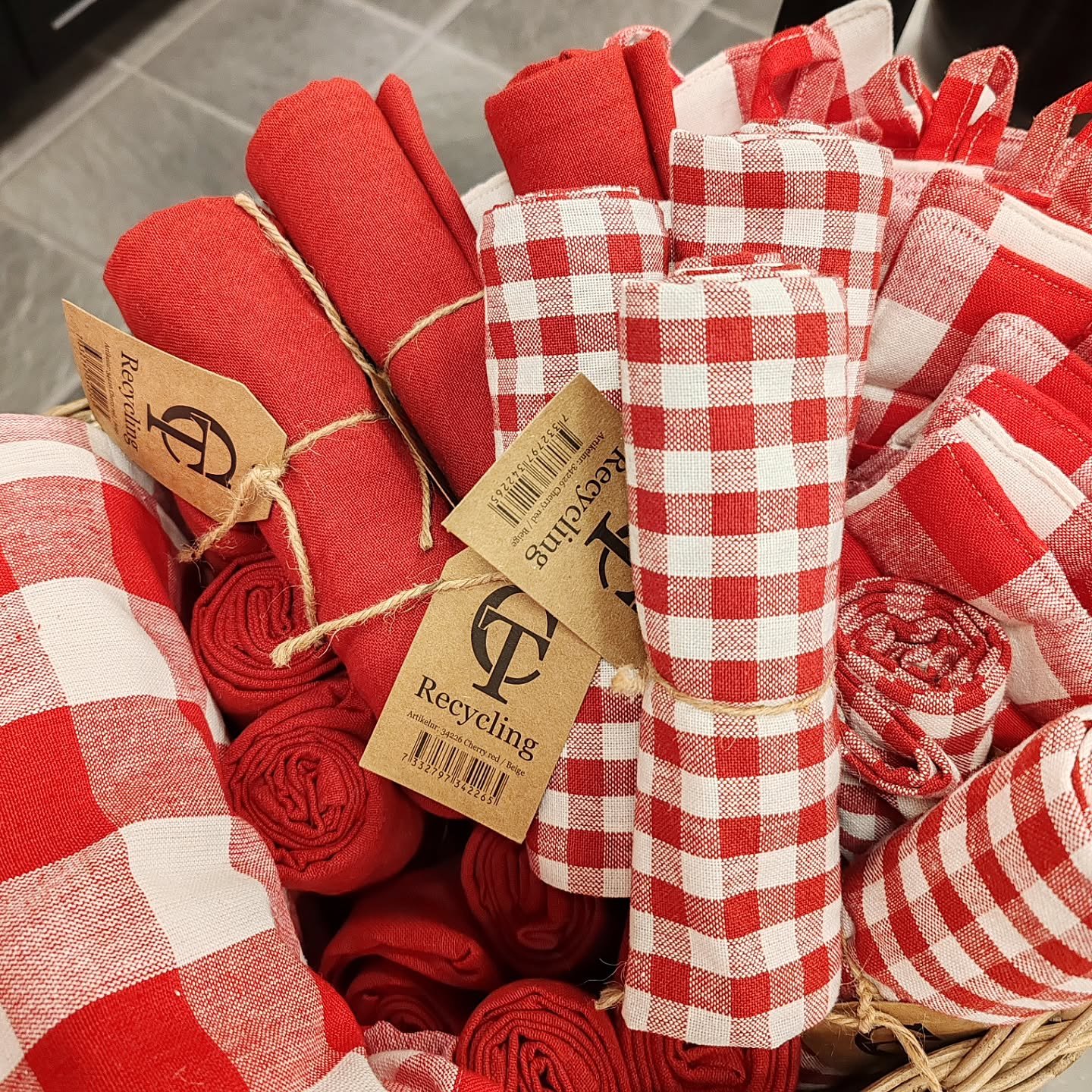 K&ouml;kshandduk 🌿 Keitti&ouml;pyyhe
#recycledbywille
4,90&euro; st/kpl
4 st/kpl 16&euro;
#archipelagodesignshop