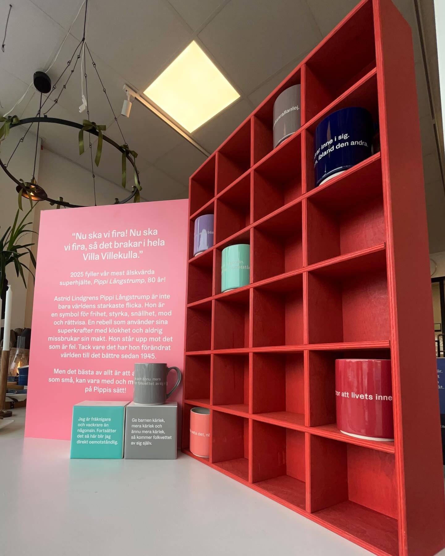 Idag har vi &ouml;ppet till kl.18.💙
&Auml;ven Astrid Lindgren muggarna passar perfekt in i muminhyllan. Kom in och ta dig en titt!👀☀️
#archipelagodesignshop #muminhyllan
