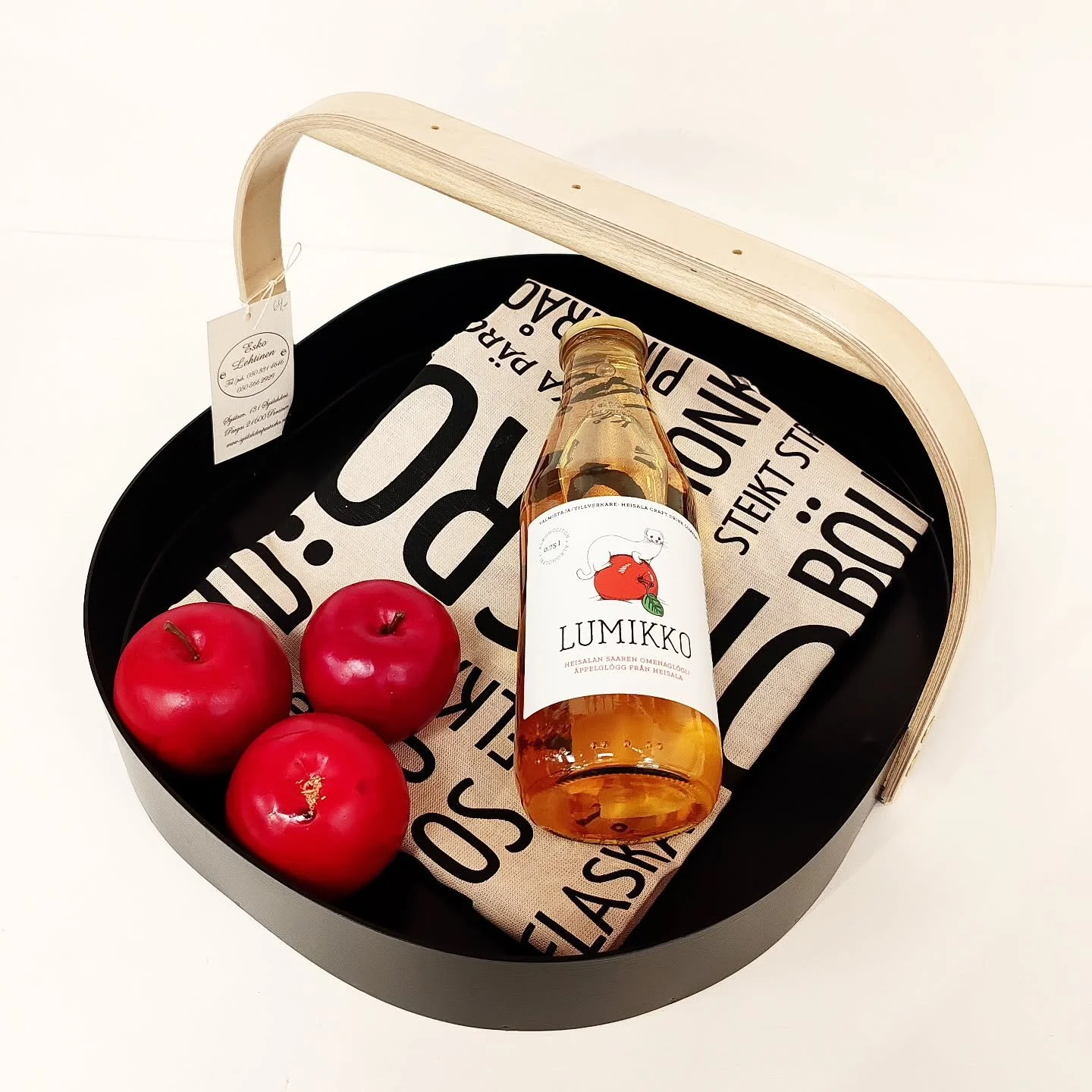 Julklapp till f&ouml;retag 🍁
Vi samarbetar med olika lokala f&ouml;retag f&ouml;r att ge varje g&aring;va en personlig och unik twist.

Joululahja yrityksille 🍂
Teemme yhteisty&ouml;t&auml; eri paikallisten yritysten kanssa, jotta jokainen lahja sa