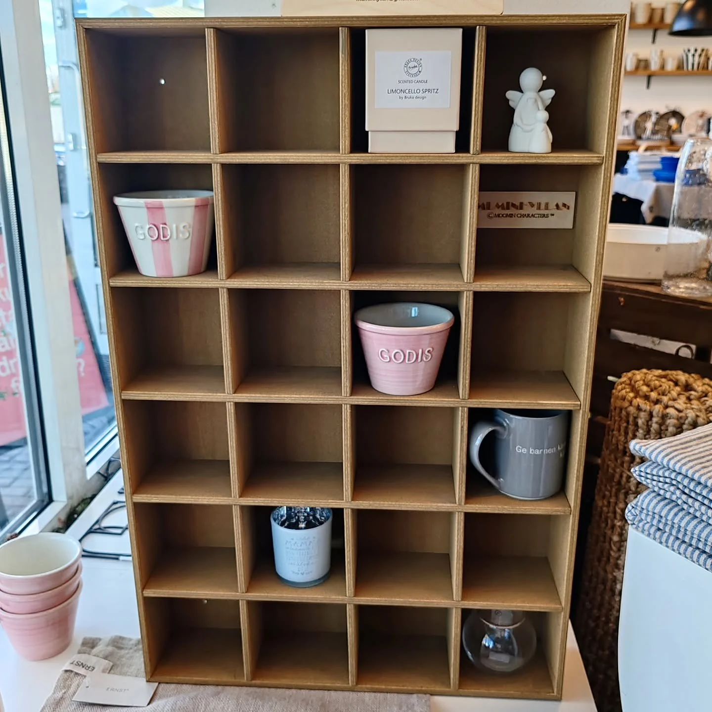 Muminhyllan ☀️
Handgjord i Pargas
K&auml;sintehty Paraisilla
150&euro; (norm. 200&euro;)
#archipelagodesignshop #muminhyllan