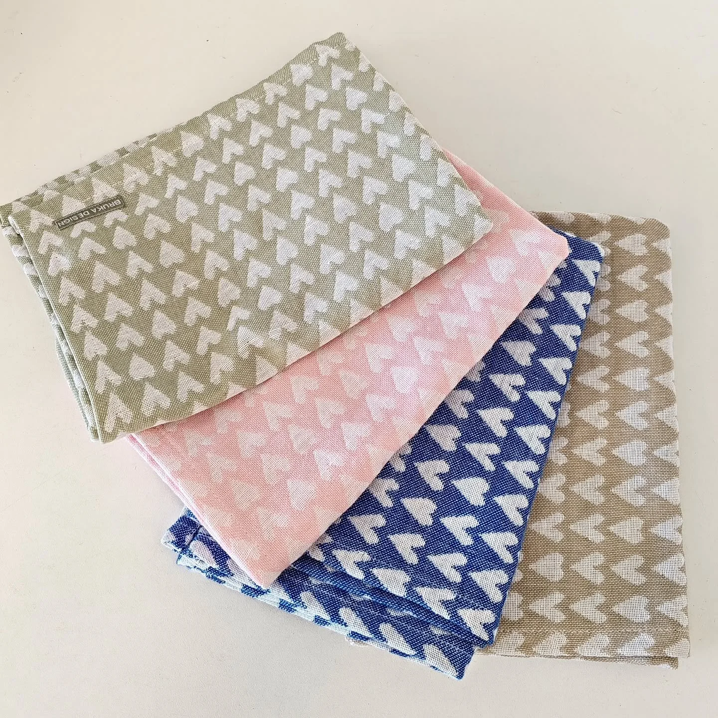 Keitti&ouml;pyyhe 💙🩷 K&ouml;kshandduk
#archipelagodesignshop #brukadesign
