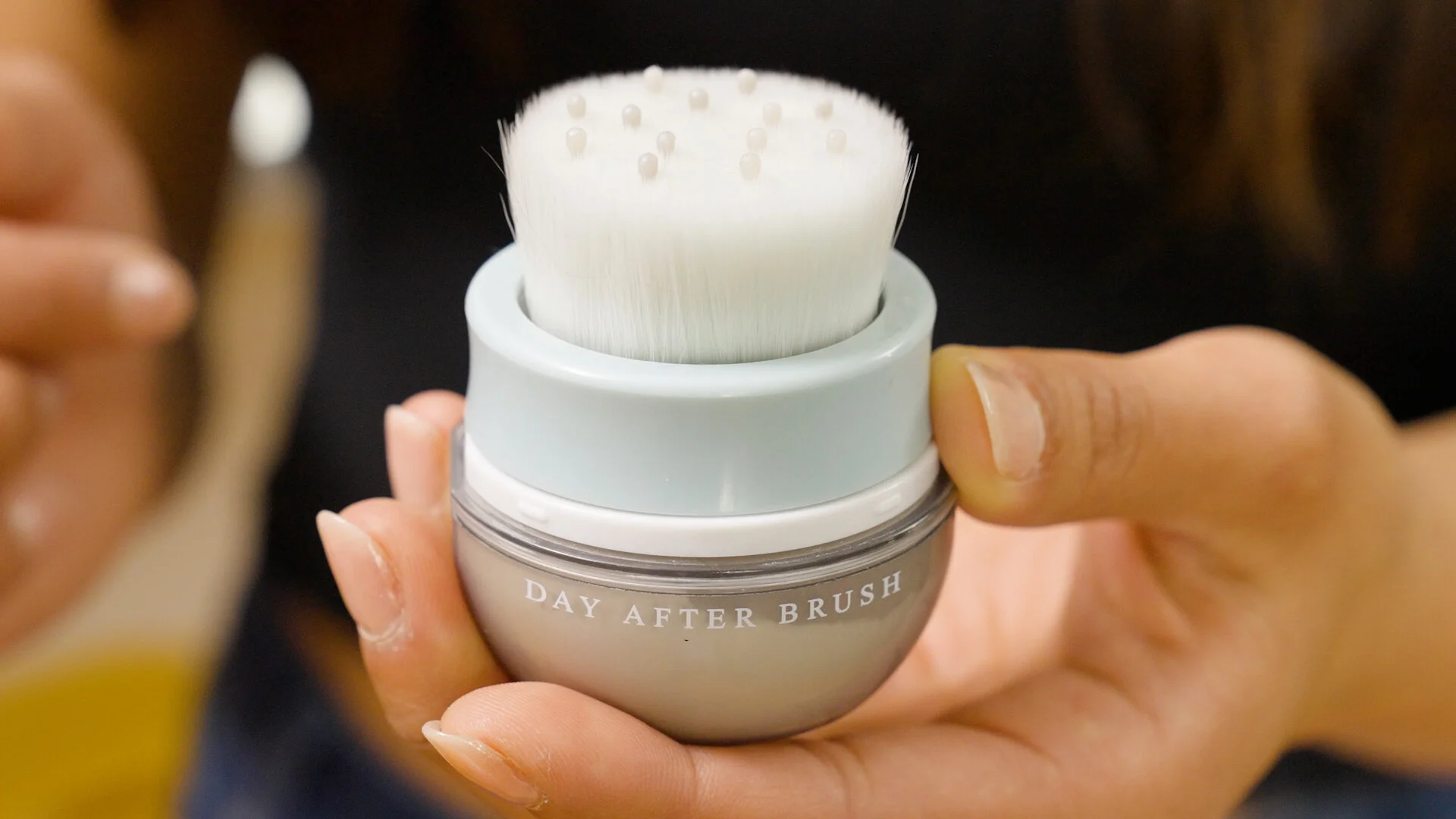  The small  bristles apply the dry shampoo onto the hair cleanly and the larger bristles prevent the dry shampoo from coming into contact with the scalp. 