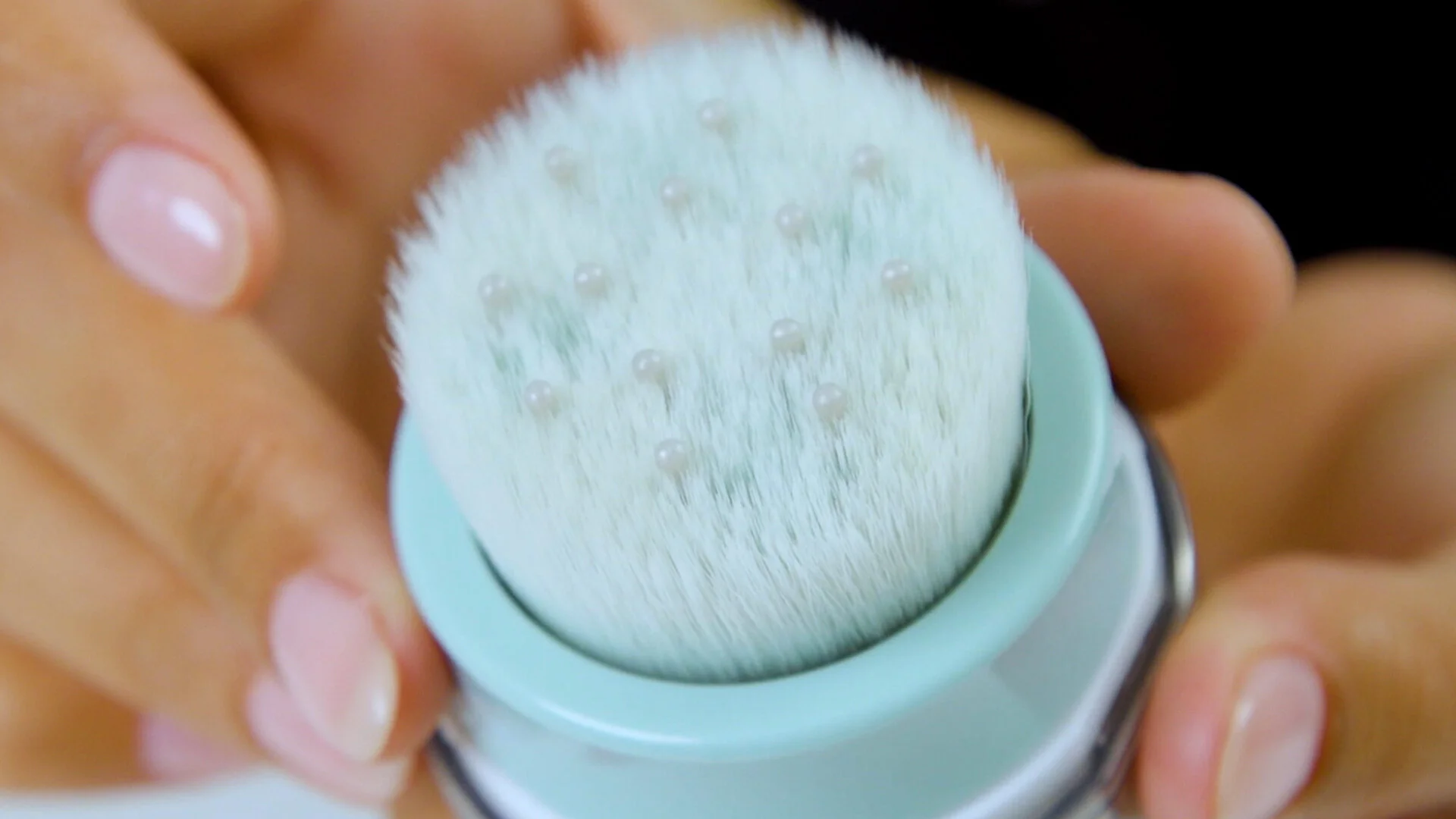 The soft bristles will apply the dry shampoo to the hair and the hard bristles will prevent the dry shampoo from coming into contact with the scalp