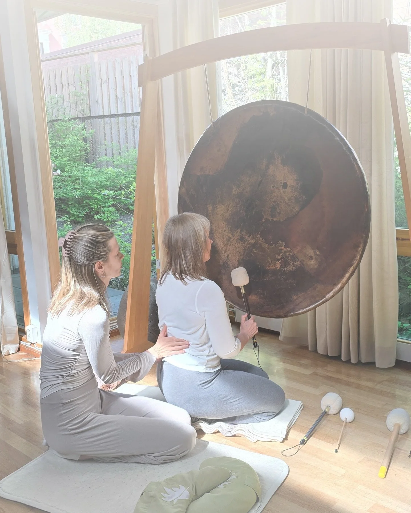 In this first module of the Gong Master Course, we open the door softly&hellip;
so you can step into the world of sound with ease, safety, and a calm heart. 🌙

You will be guided with care by Anand Raj and Tor Arne H&aring;ve, learning the foundatio