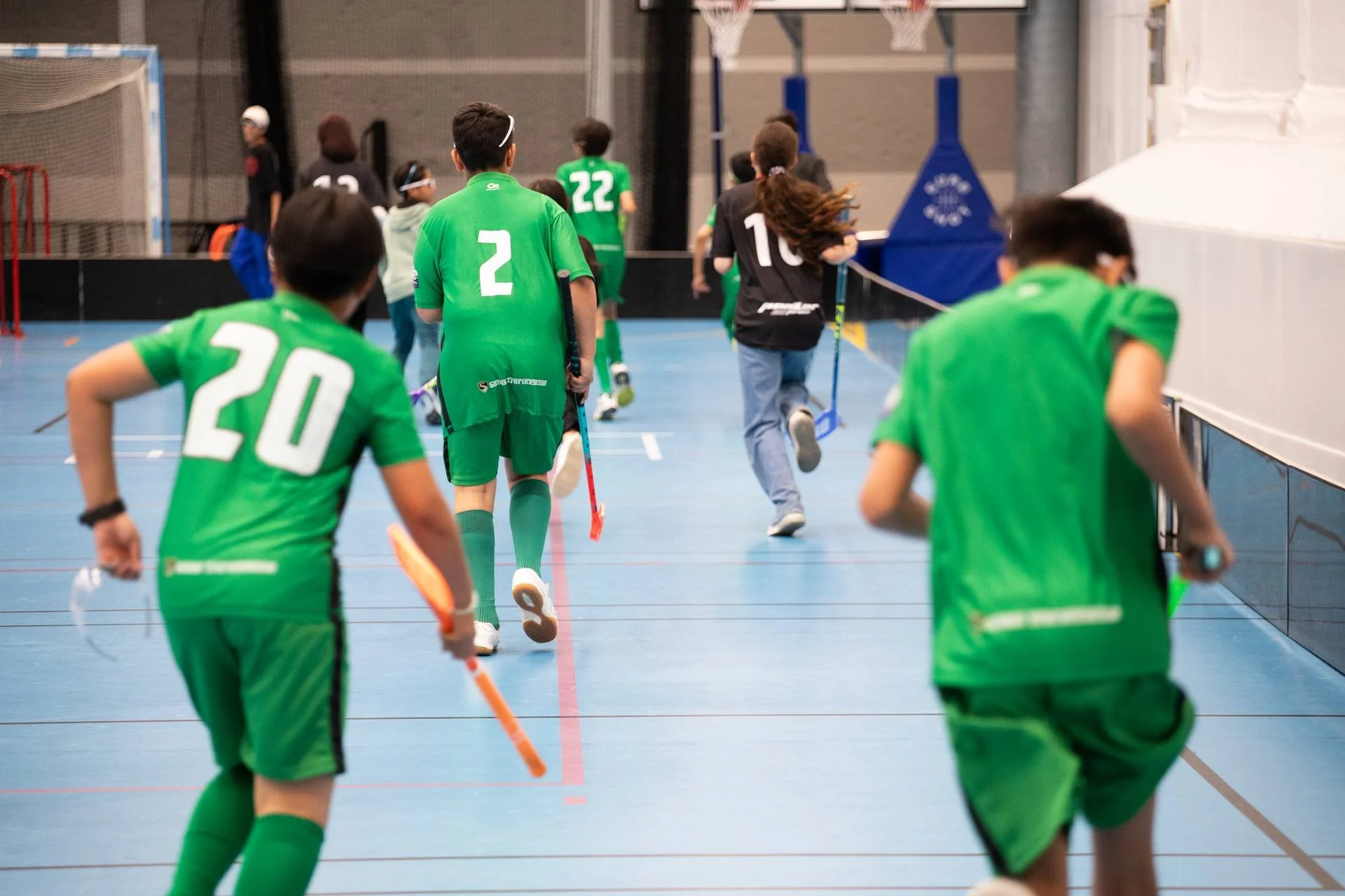 Barn spiller innebandy