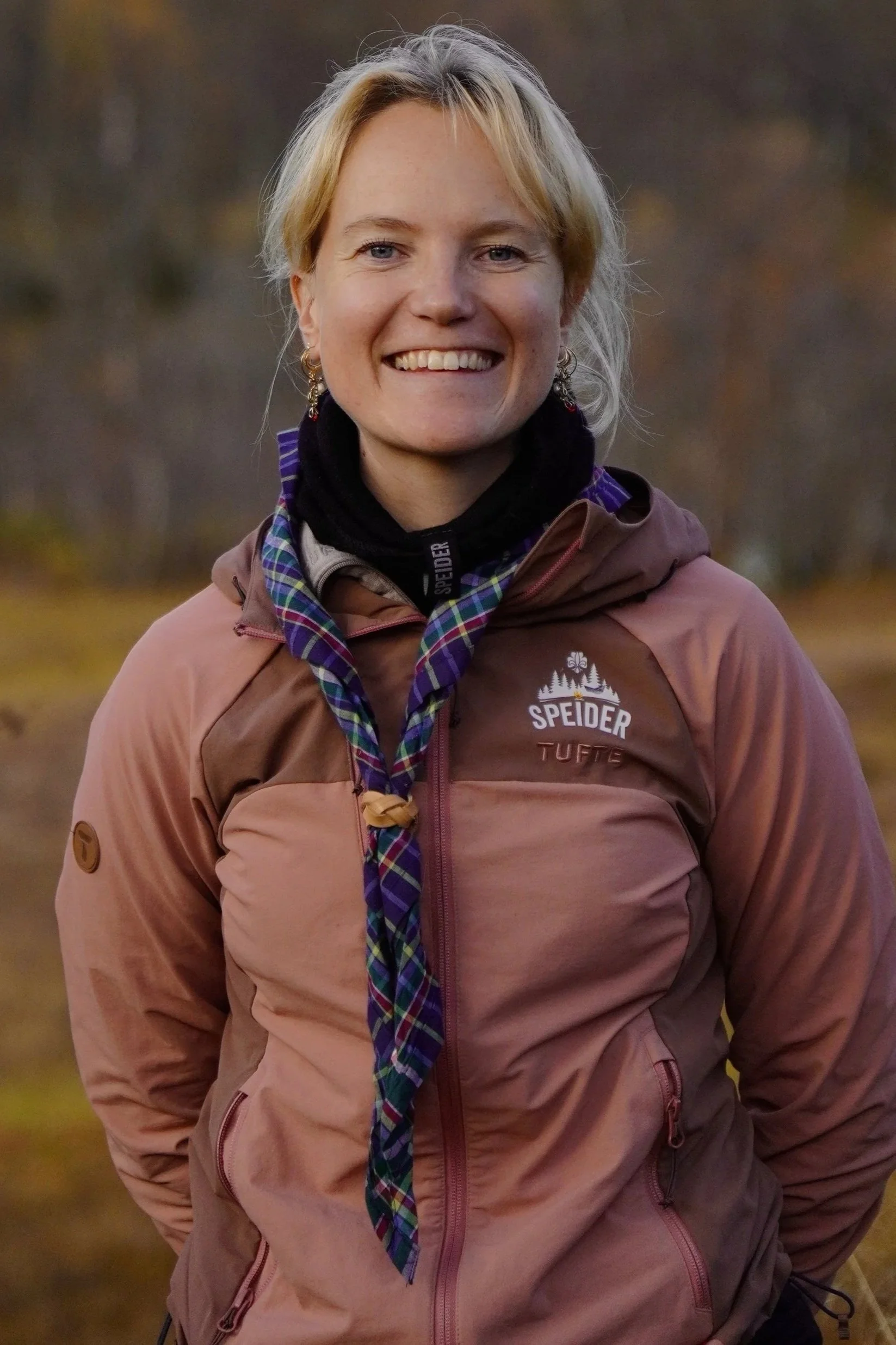 dame som smiler med speiderskjert