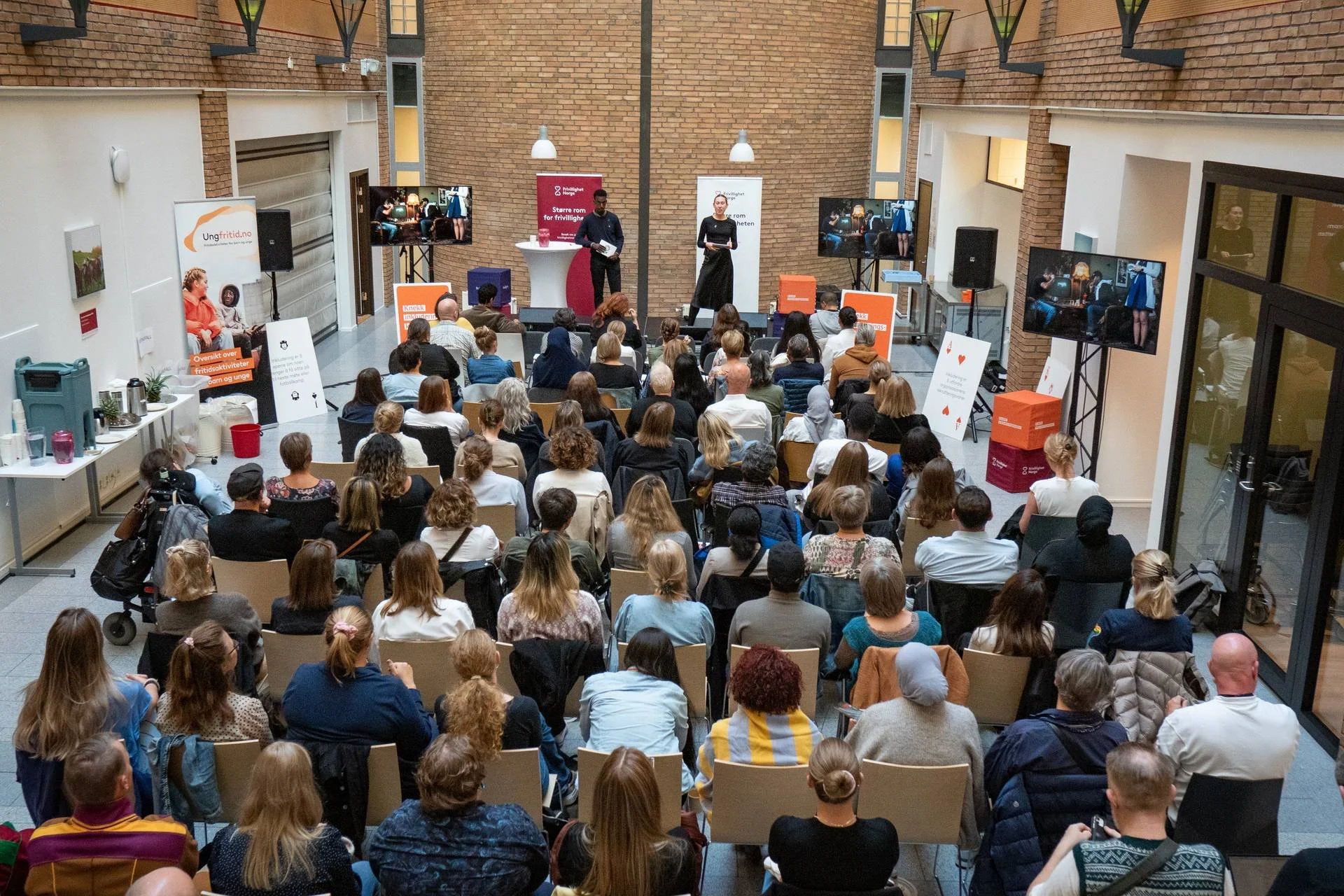 Bilde av publikum fra et stort arrangement i regi av Frivillighet Norge