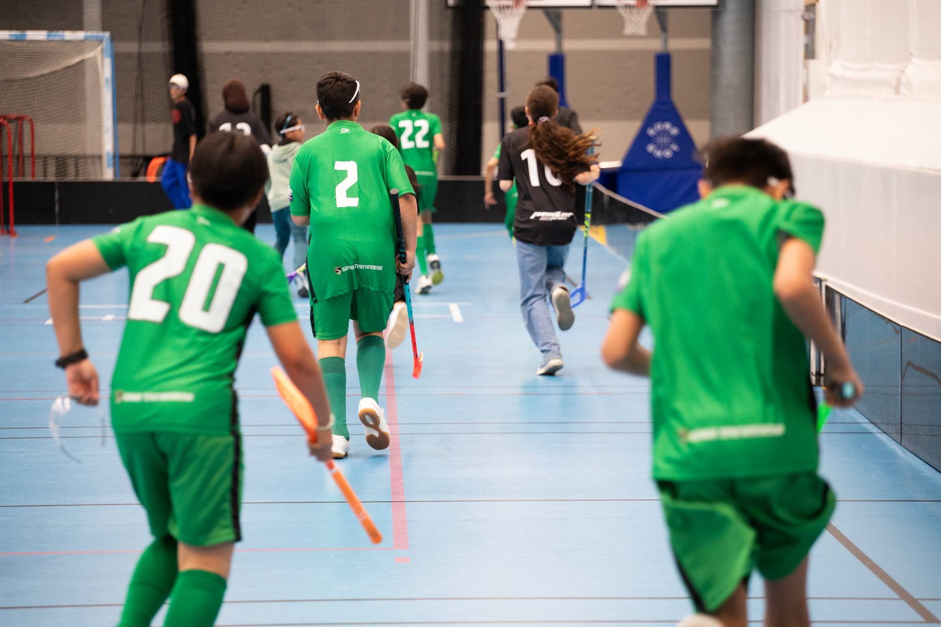 barn som spiller innebandy