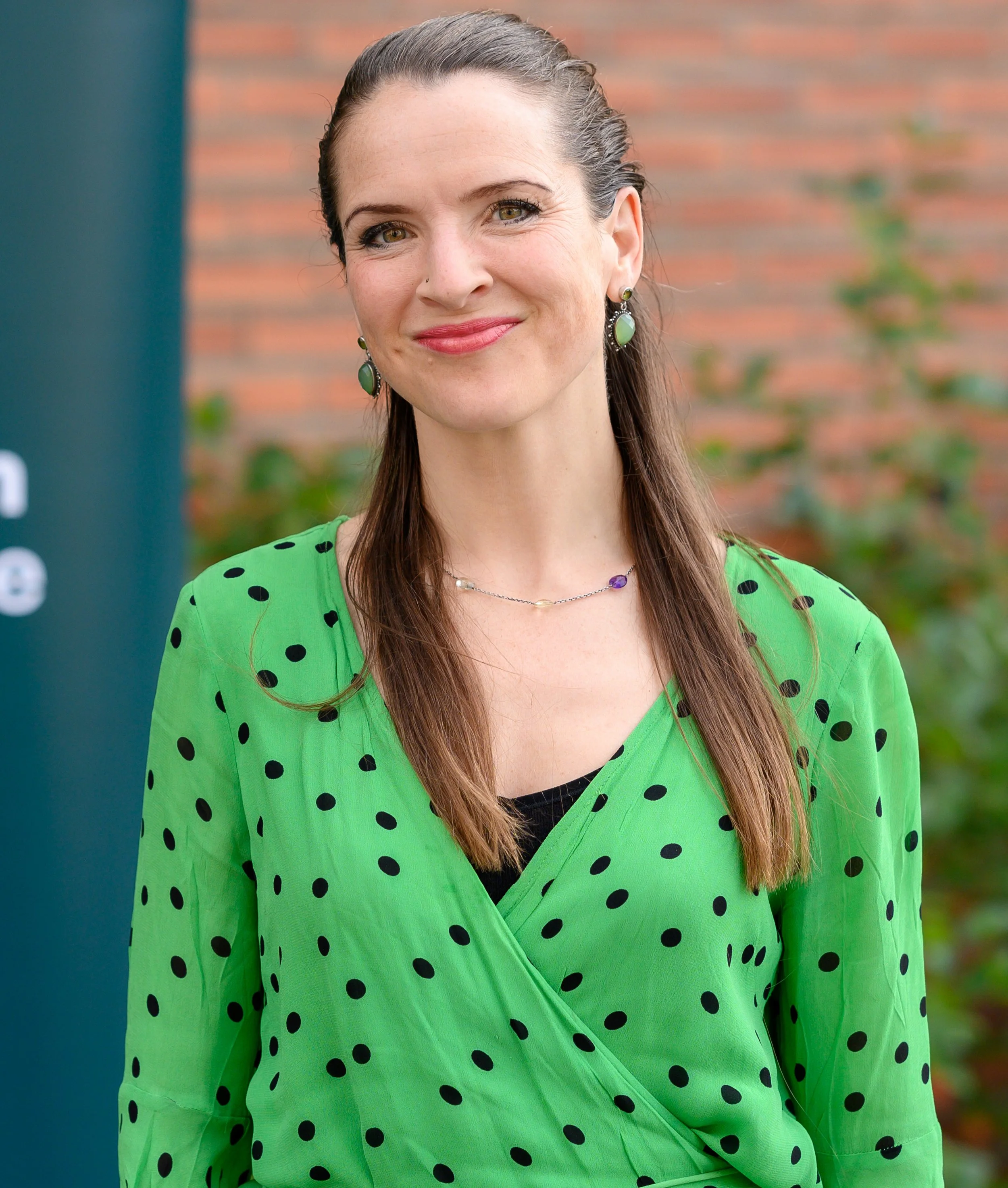 Dame smiler i grønn topp