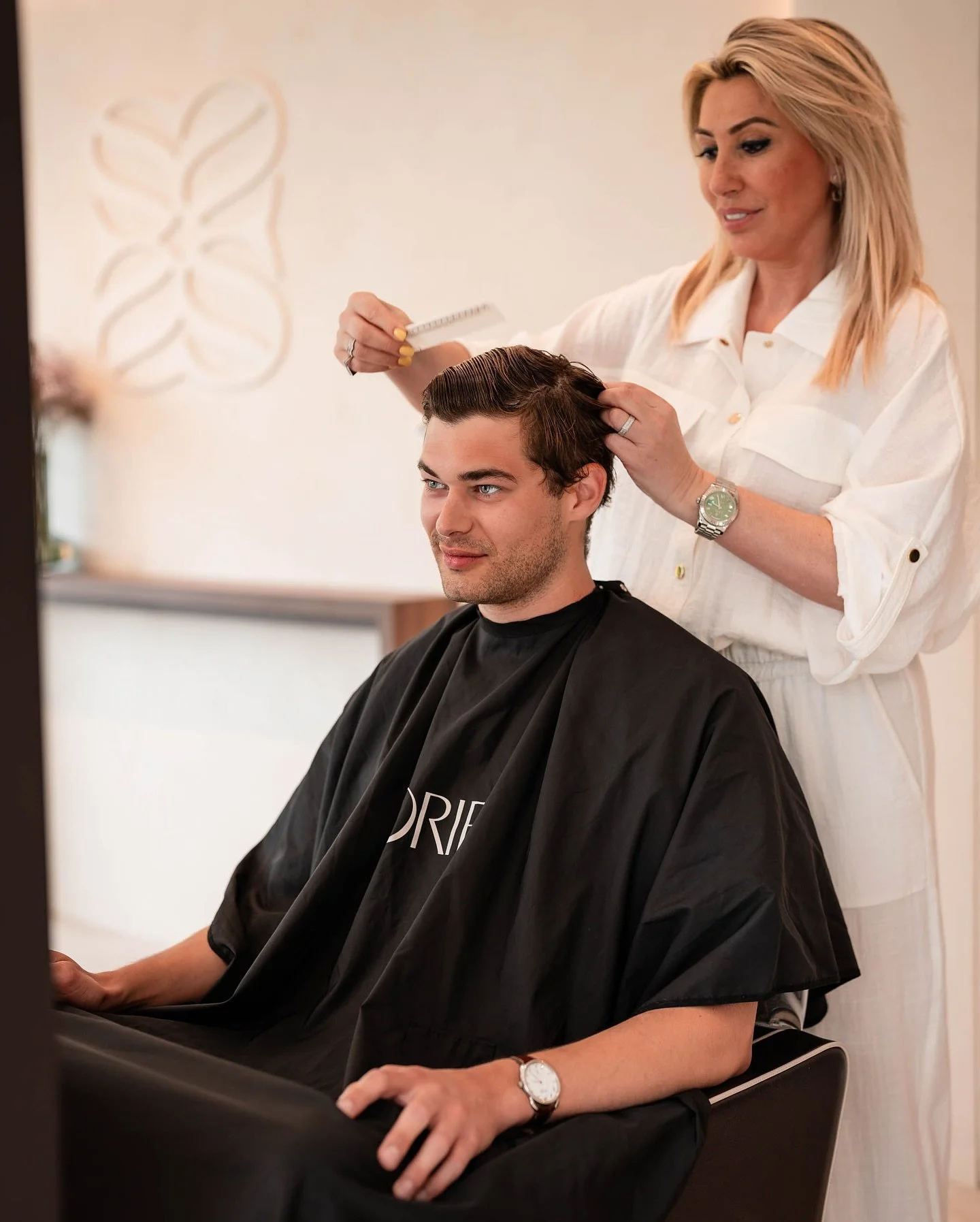 When Simon goes all the way 🙈
Luckily he gets away with everything! 😉
#buzzcut #malehaircut #menshaircuts #menshairtransformation
