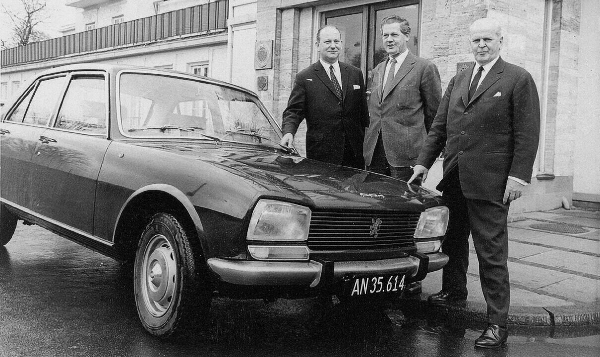Franz Eilertsen, Jørgen Bruun and K.W. Bruun in the company of Peugeot 504