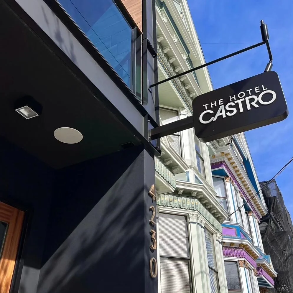 Nothing like a cozy check-in st @thehotelcastro after a day or exploring #sanfrancisco.
Cool and modern interiors tie up perfectly with their outdoor patio, ideal for a wine-down on a Tuesday. Finding comfort in the city. Available on the WKNDTRP app