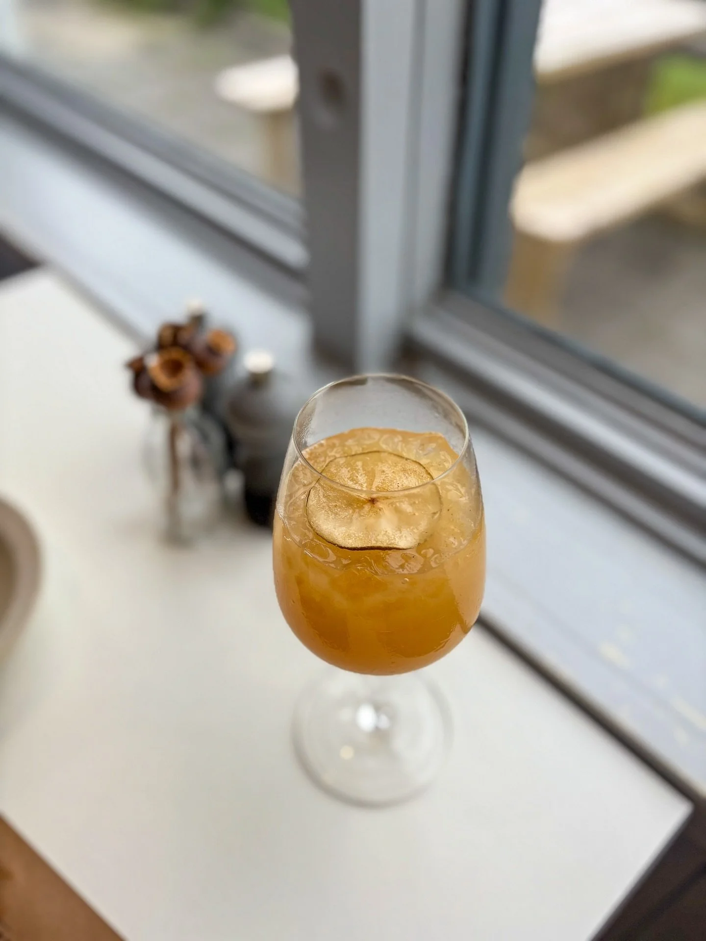 Spiced Pear 🍐 ~
Loveday spiced rum - luscombe apple juice - spiced pear - nutmeg
#houselbay #houselbayhotel #houselbaycornwall #houselbaybeach #cornwall #thelizard #cocktail #cocktailtime #cocktailhour #cocktailoftheday #rum #friday #fridaynight #f