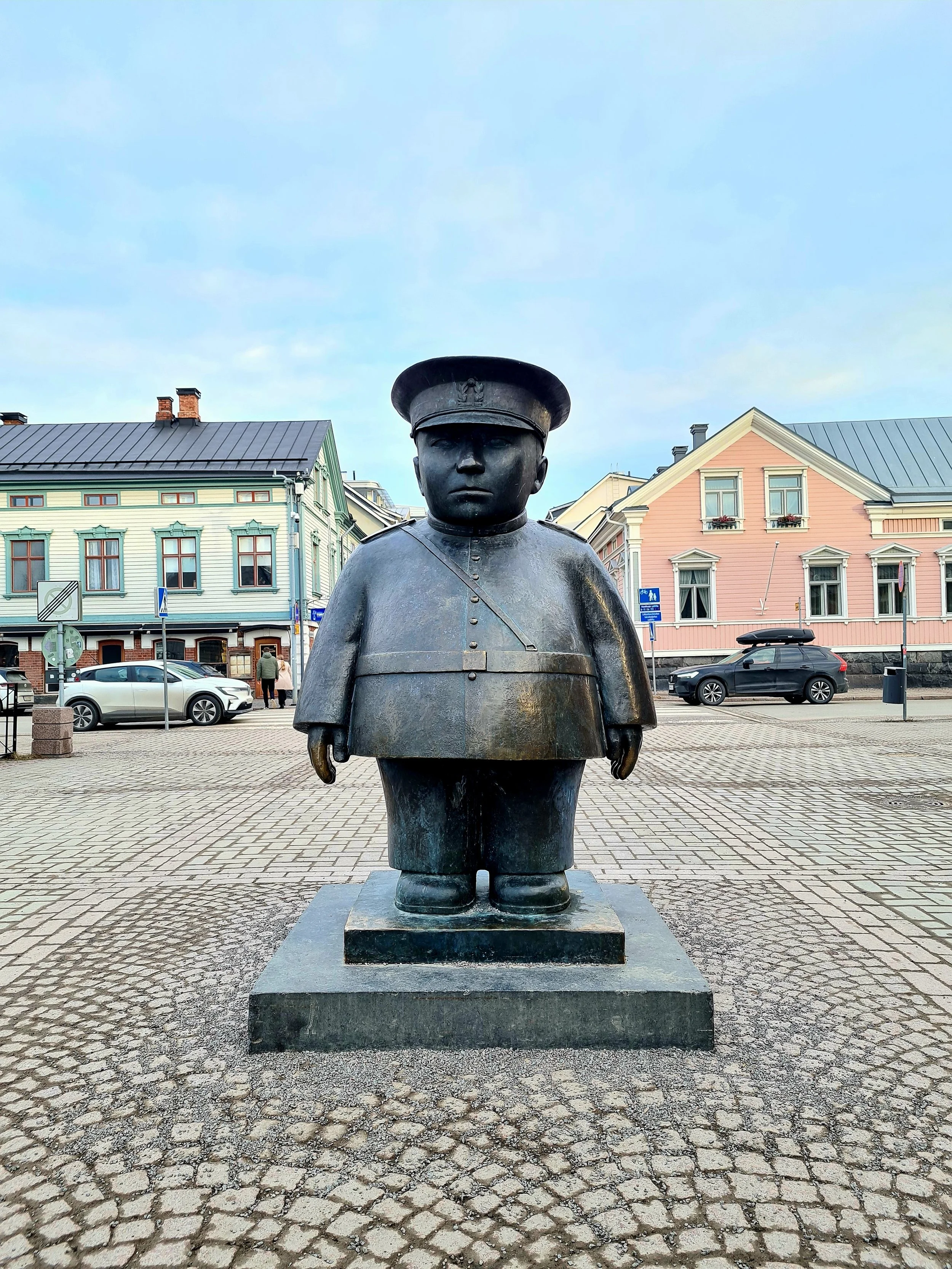 2026.03.20 Oulu poliisi statue.jpg