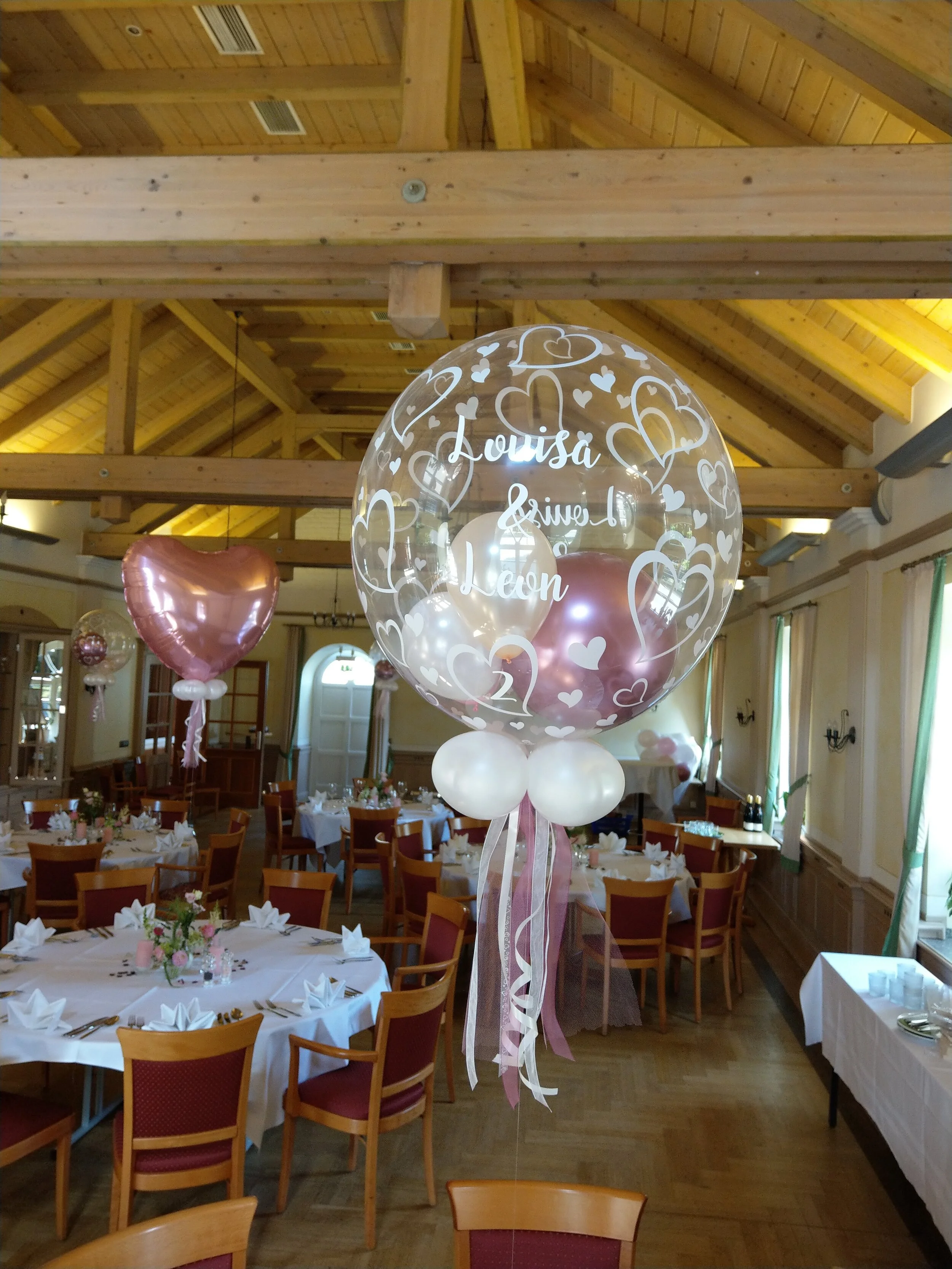 Atongarix-Ballondekoration-Tisch-Hochzeit.jpg