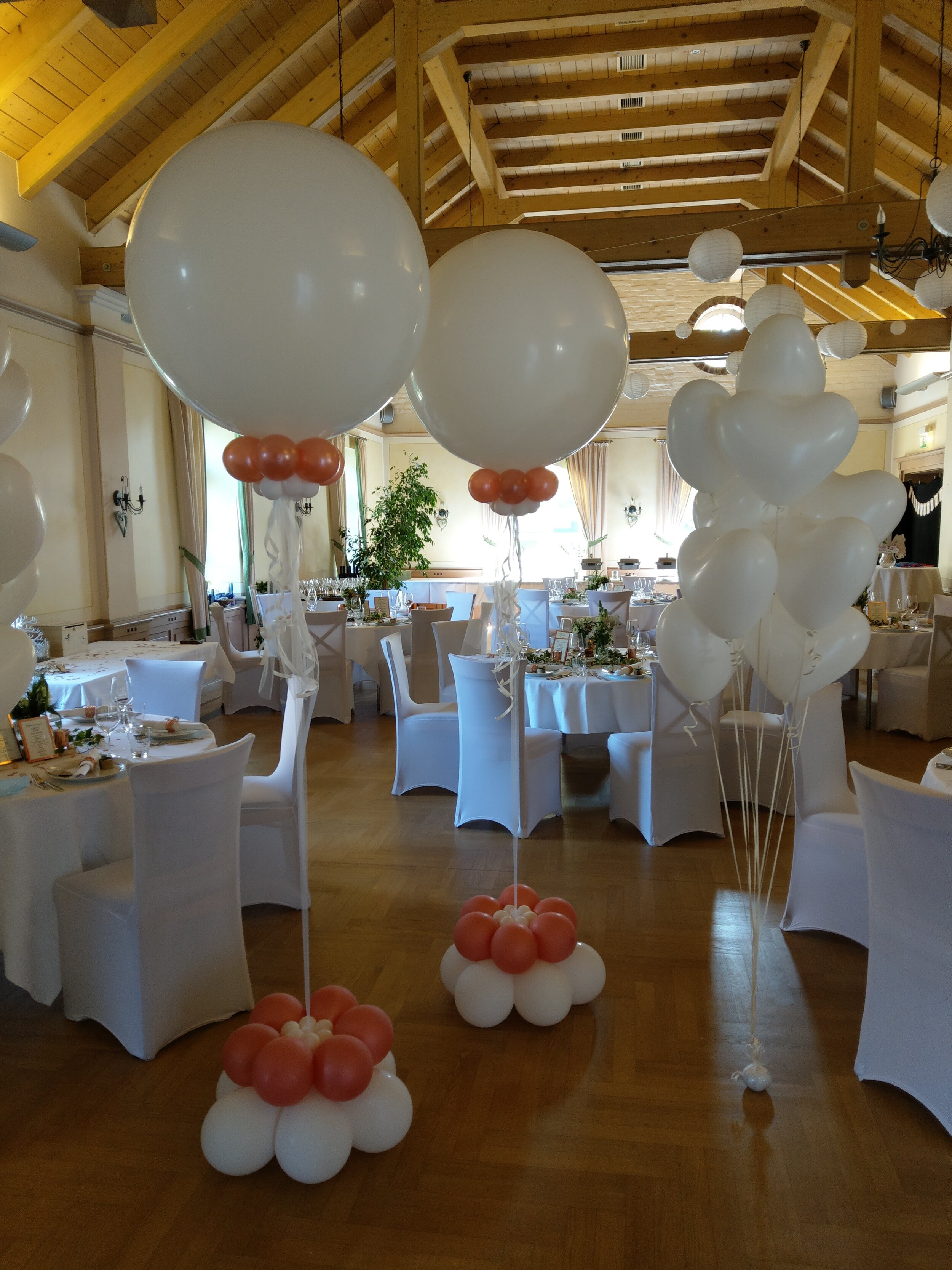 Atongarix-Ballondekoration_Einzelballons-Riesenballon-Hochzeit-1.jpg