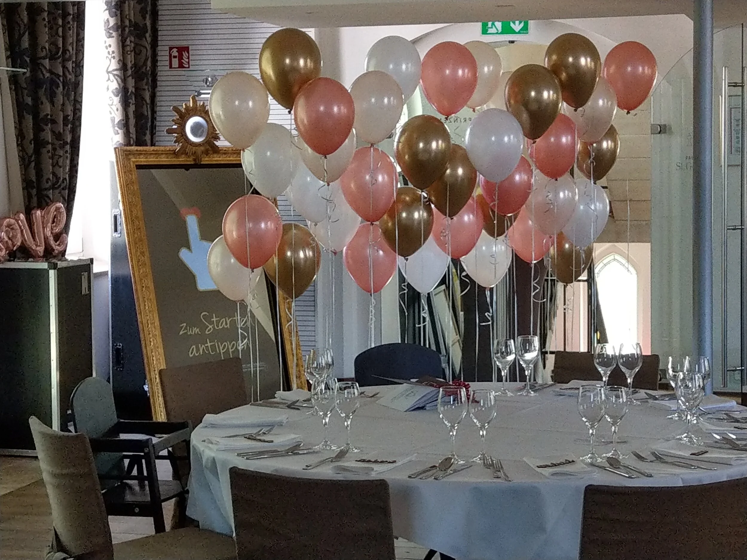 Atongarix-Ballondekoration_Ballonwand-aus-Einzelballons-3.jpg