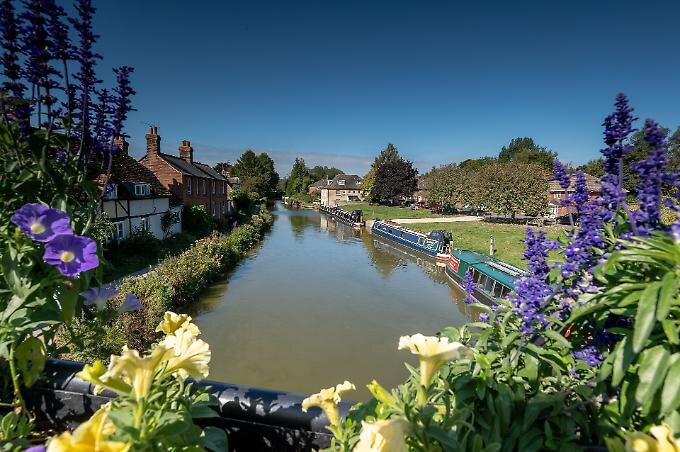 -kennet_and_avon_canal_in_hungerford.jpg