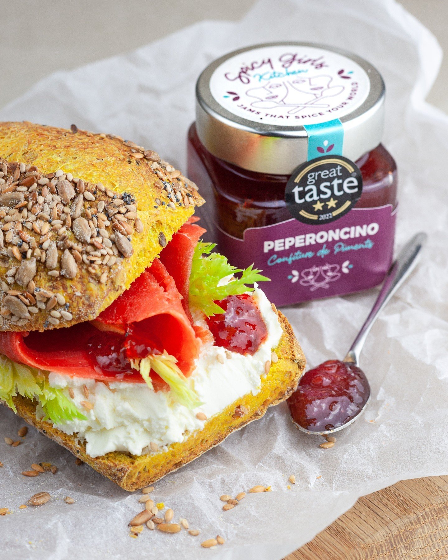 [EN ]D&eacute;jeuner Rapide et D&eacute;licieux !⁠
⁠
Besoin d'une pause d&eacute;jeuner rapide mais savoureuse ? 🥪💫 Mon choix du jour : du bon pain, du fromage &agrave; la cr&egrave;me, du c&eacute;leri croquant et ma confiture &eacute;pic&eacute;e