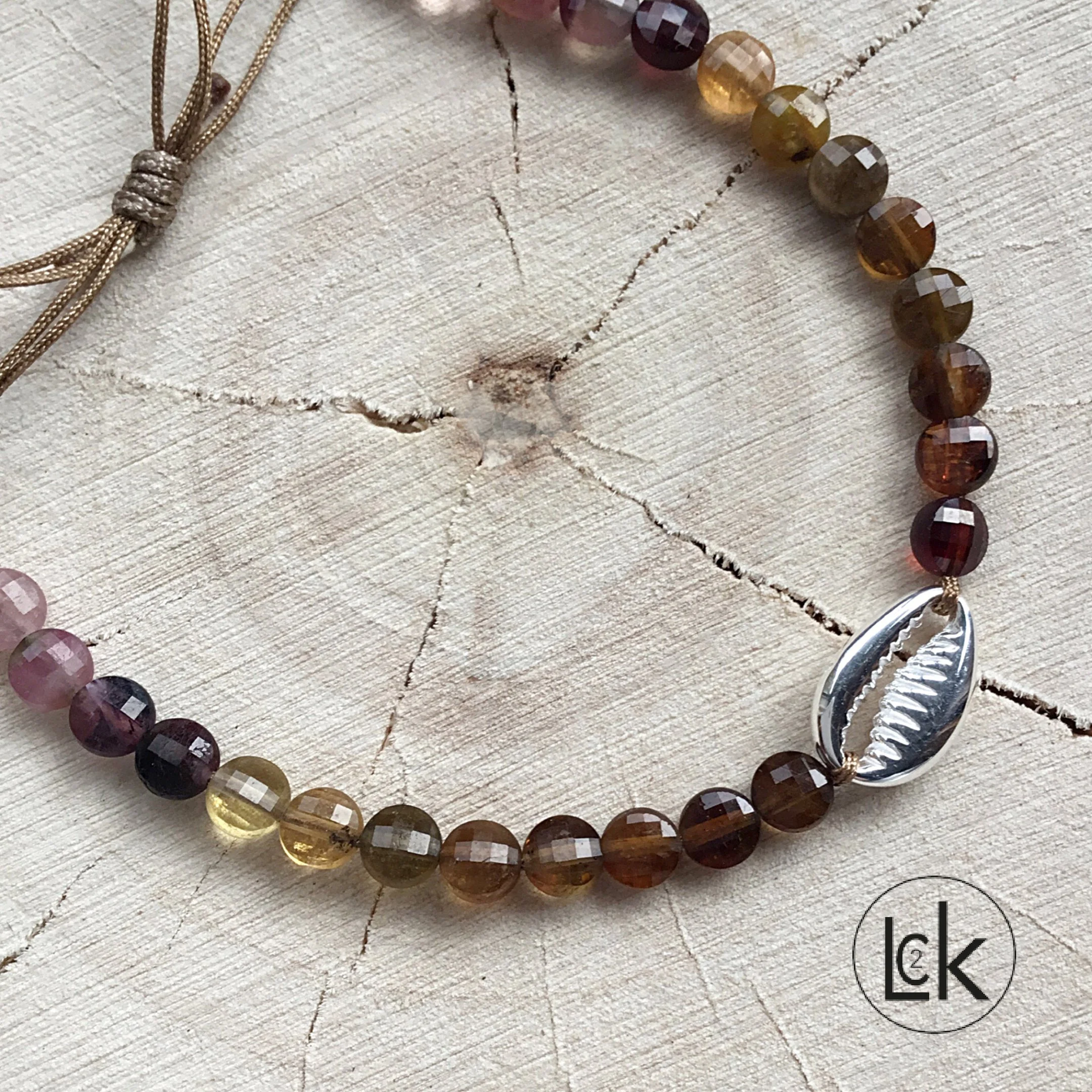 Bracelet en Tourmalines brun orangé et Cauri