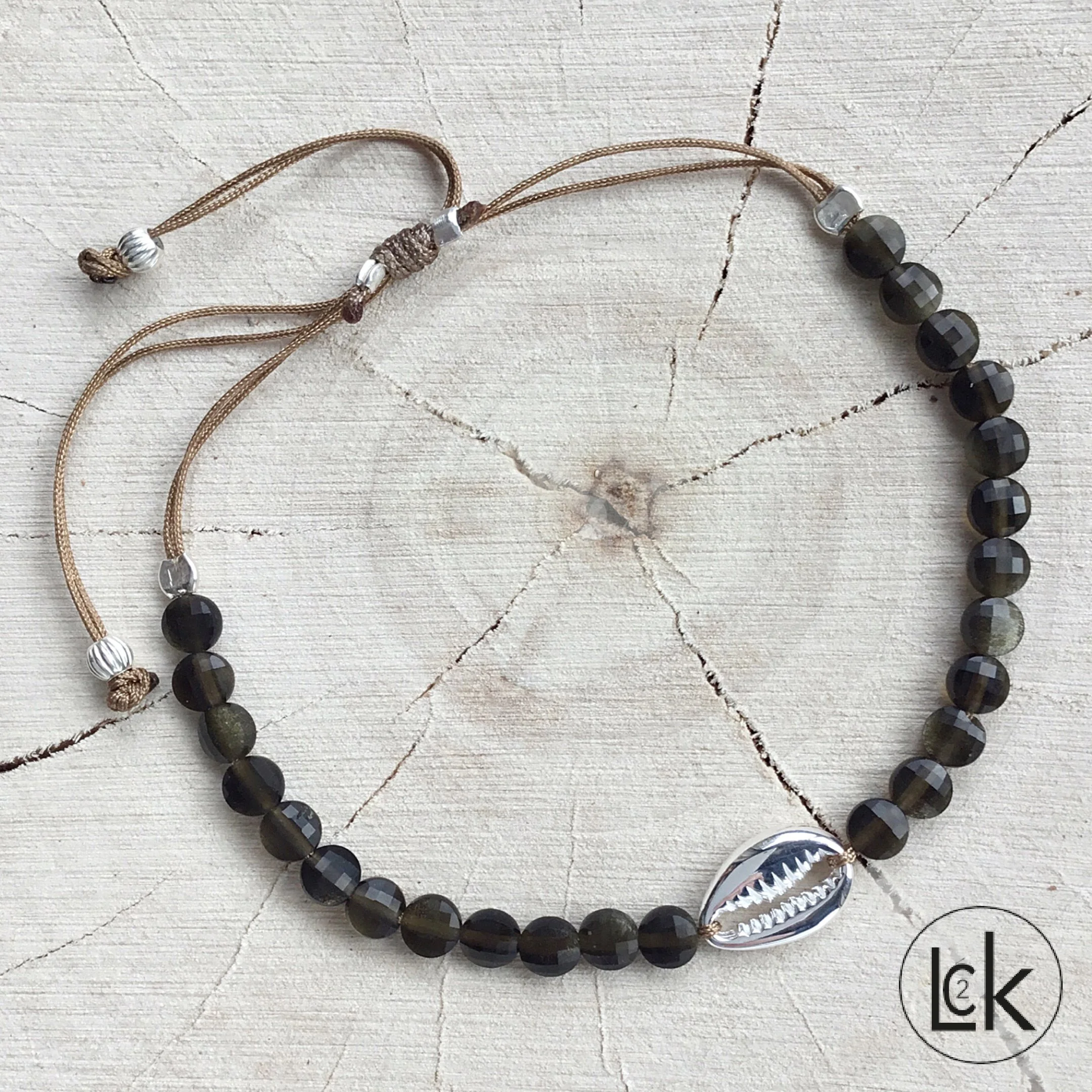 Bracelet obsidienne dorée et Cauri