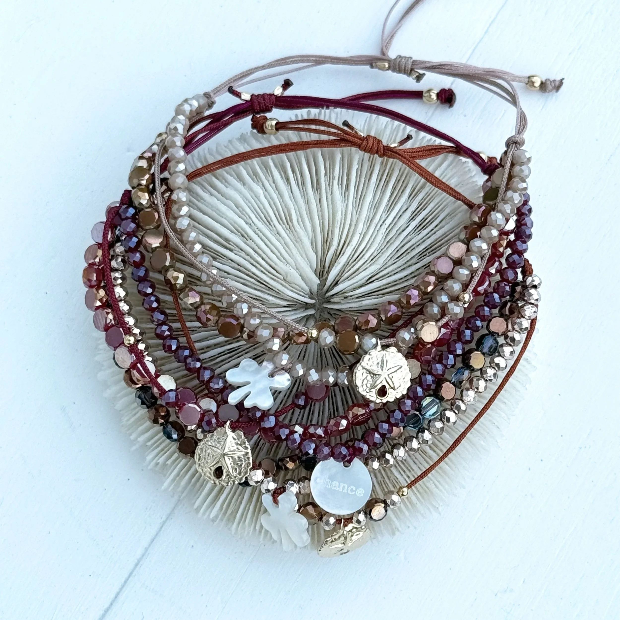 LES BRACELETS PORTE-BONHEUR