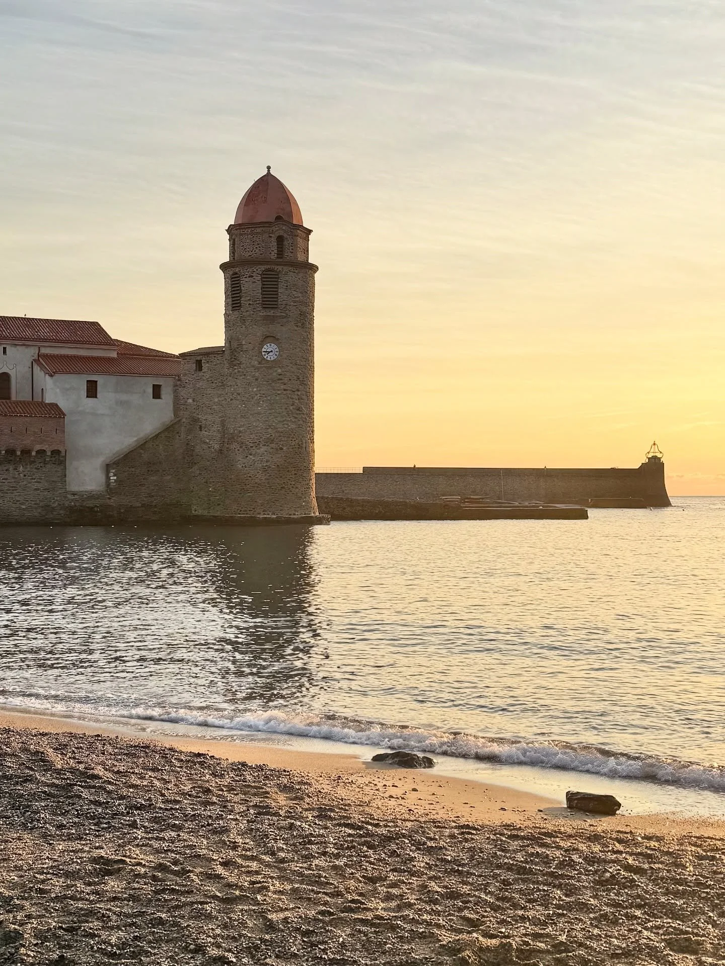 L&rsquo;&eacute;t&eacute; indien &agrave; Collioure...
Quand la mer nous murmure doucement que l&rsquo;&eacute;t&eacute; n&rsquo;est pas encore tout &agrave; fait fini...

Dernier march&eacute; nocturne de la saison 2025
📍Jeudi 18 septembre - Esplan