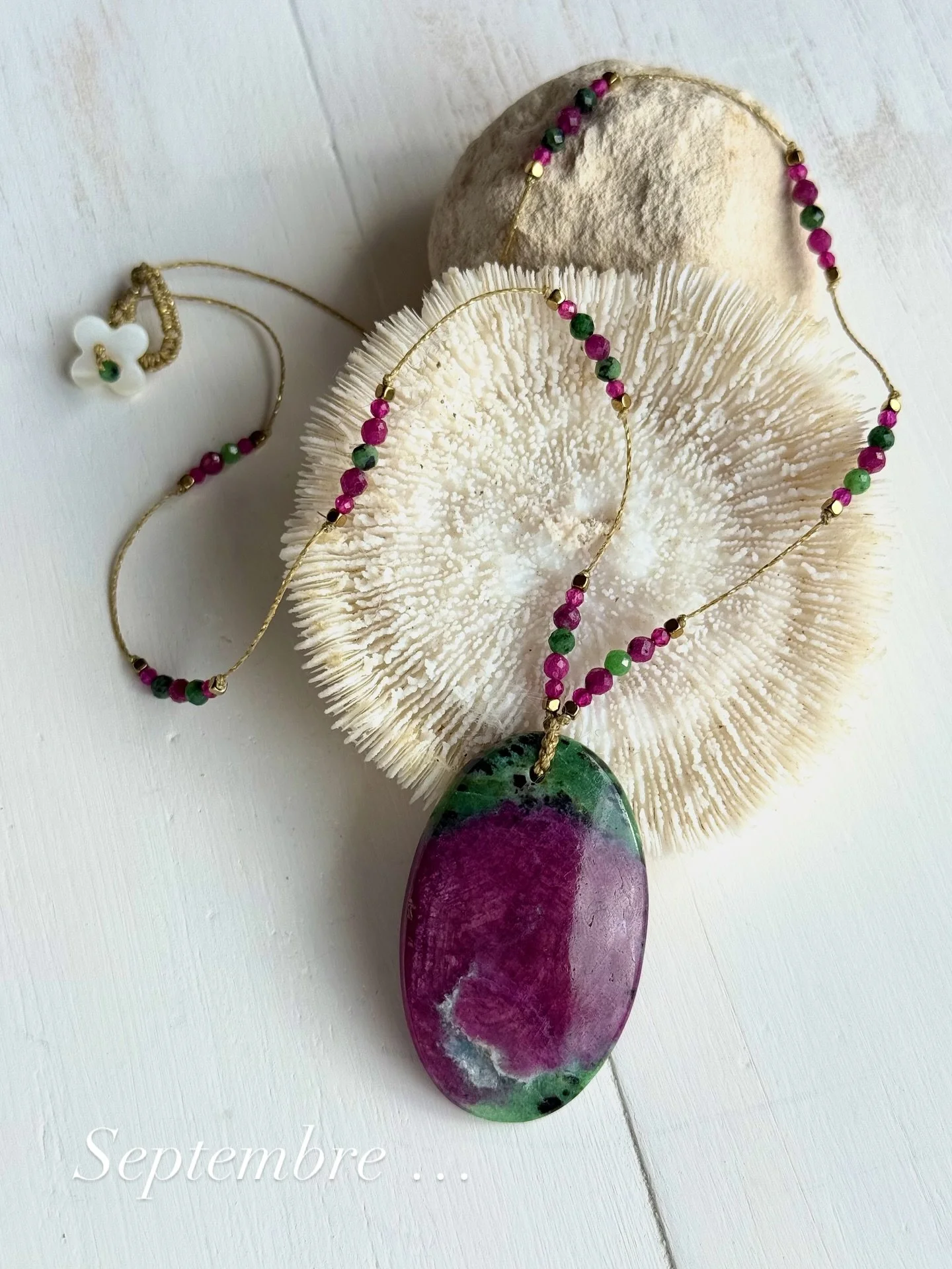 La douceur du mois de Septembre Une rencontre entre le Rubis et la Zo&iuml;site
Une &eacute;l&eacute;gance naturelle, le raffinement &agrave; l&rsquo;&eacute;tat pur !

#septembre #rubiszo&iuml;site #pieceunique #pierresnaturelles #&eacute;l&eacute;g