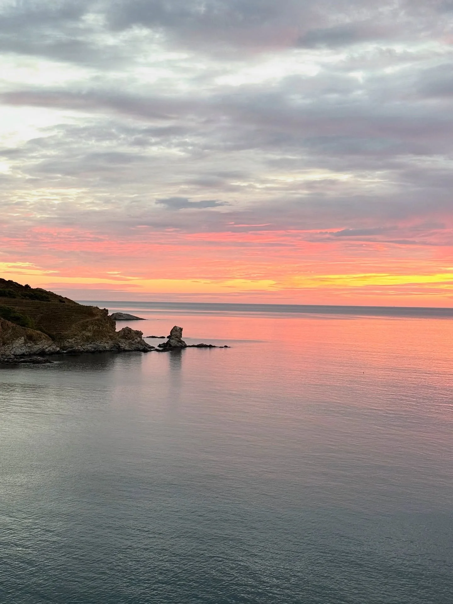Une luminosit&eacute; qui change 
Un magnifique lever de soleil &agrave; @banyuls_sur_mer 
Septembre commence 🤩
Encore de belles journ&eacute;es !

Rendez vous les mercredis et dimanches matins au march&eacute; de Collioure &agrave; l&rsquo;exceptio