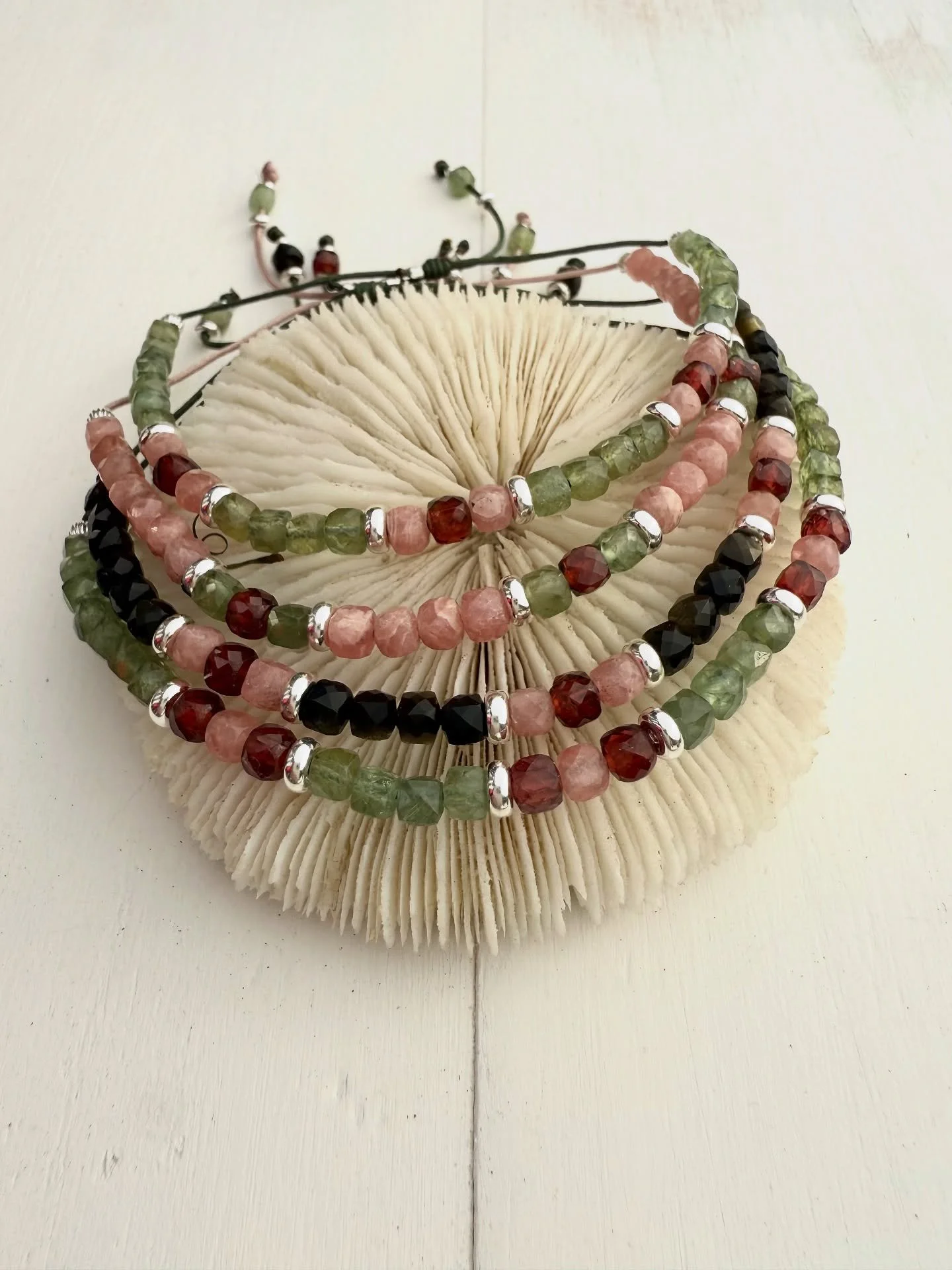 Collection IBIZA&hellip;
Des bijoux &agrave; adopter&hellip;
De belles et douces couleurs pour accompagner vos tenues de saison.
Un assortiment de pierres naturelles pour ce bijoux ajustables &agrave; volont&eacute;.

Venez essayer votre mod&egrave;l