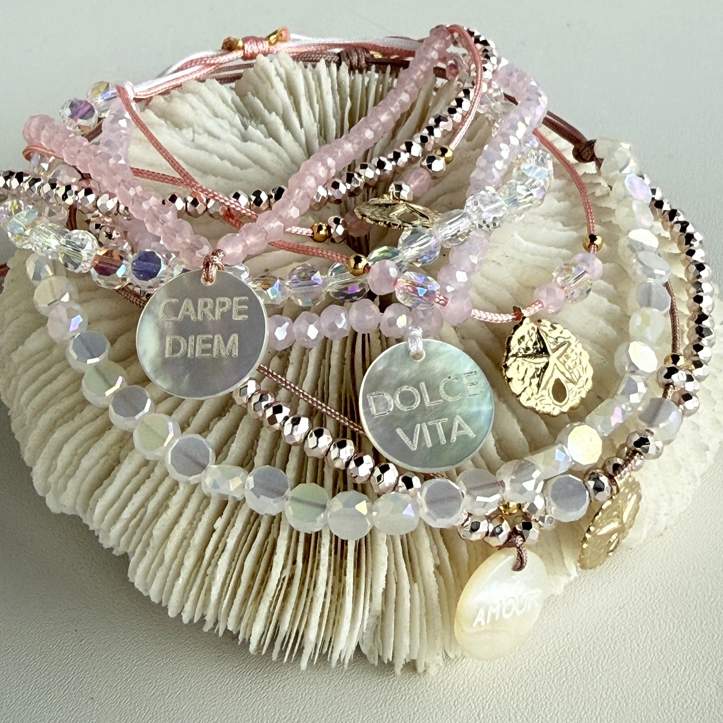 LES BRACELETS PORTE-BONHEUR