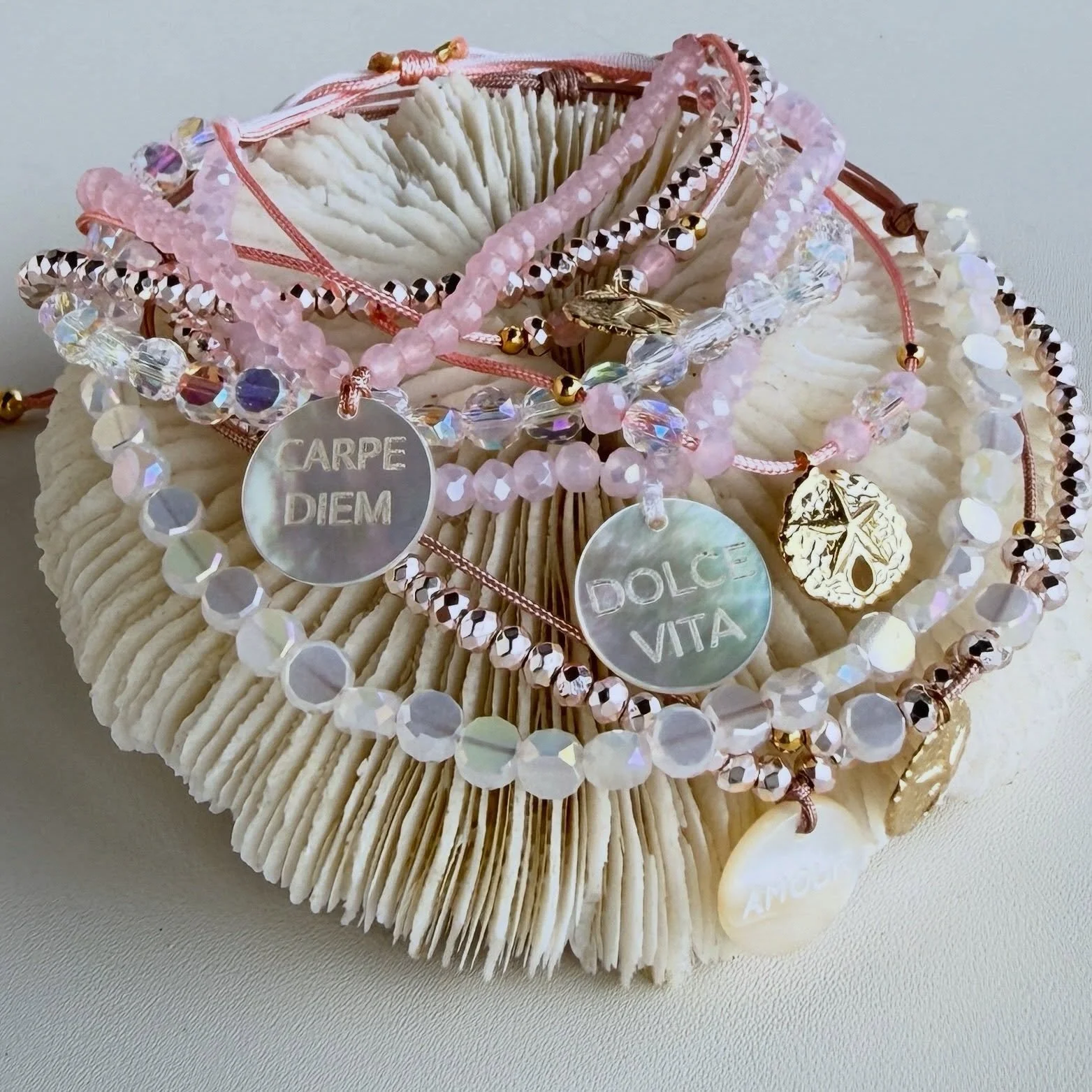 Quelques petites averses mais la douceur de Montmartre persiste &hellip;
Des airs de Dolce Vita &agrave; Paris ✨

De nouvelles nacres disponibles pour la Collection de bracelets porte-bonheur et le SCOOP Du jour 💫
Maintenant vous pouvez personnalise