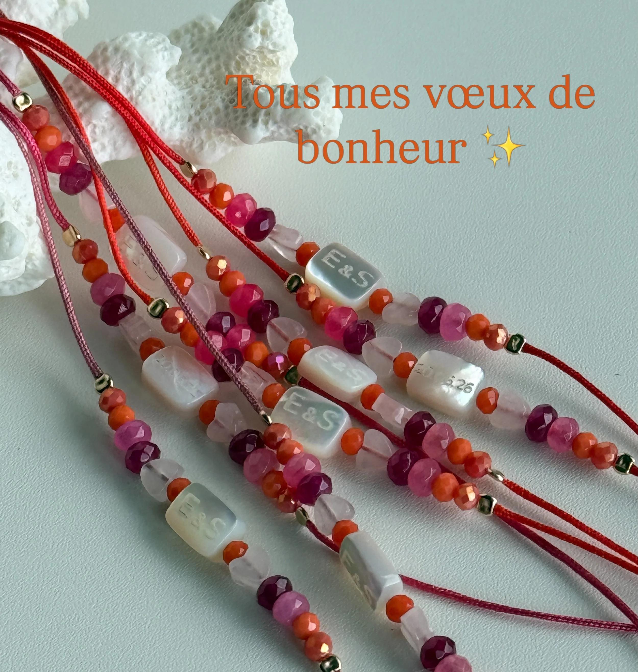 Le sens du d&eacute;tail ✨

Zoom sur une jolie commande pour un mariage &agrave; venir. 
Des bracelets fait mains, pens&eacute;s et cr&eacute;&eacute;s pour les t&eacute;moins et demoiselles d&rsquo;honneur, aux couleurs vitamin&eacute;es 💗🧡.
La to