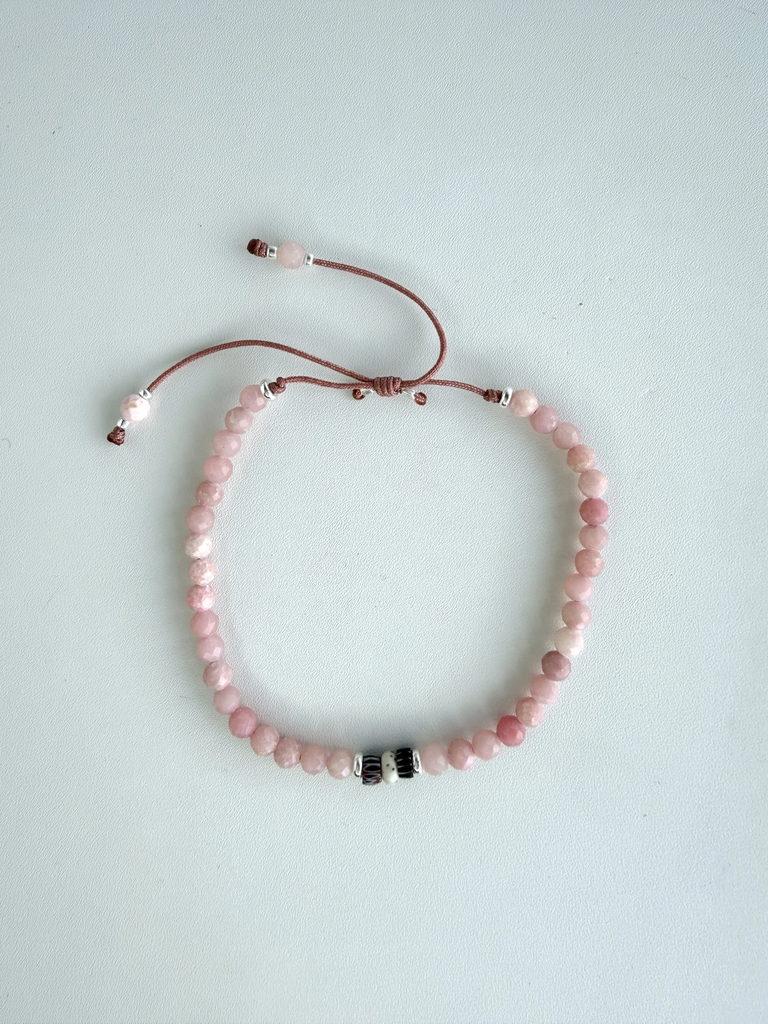 Bracelet-homme-opale-rose-perle-africaine-graine-lotus;jpg.jpg