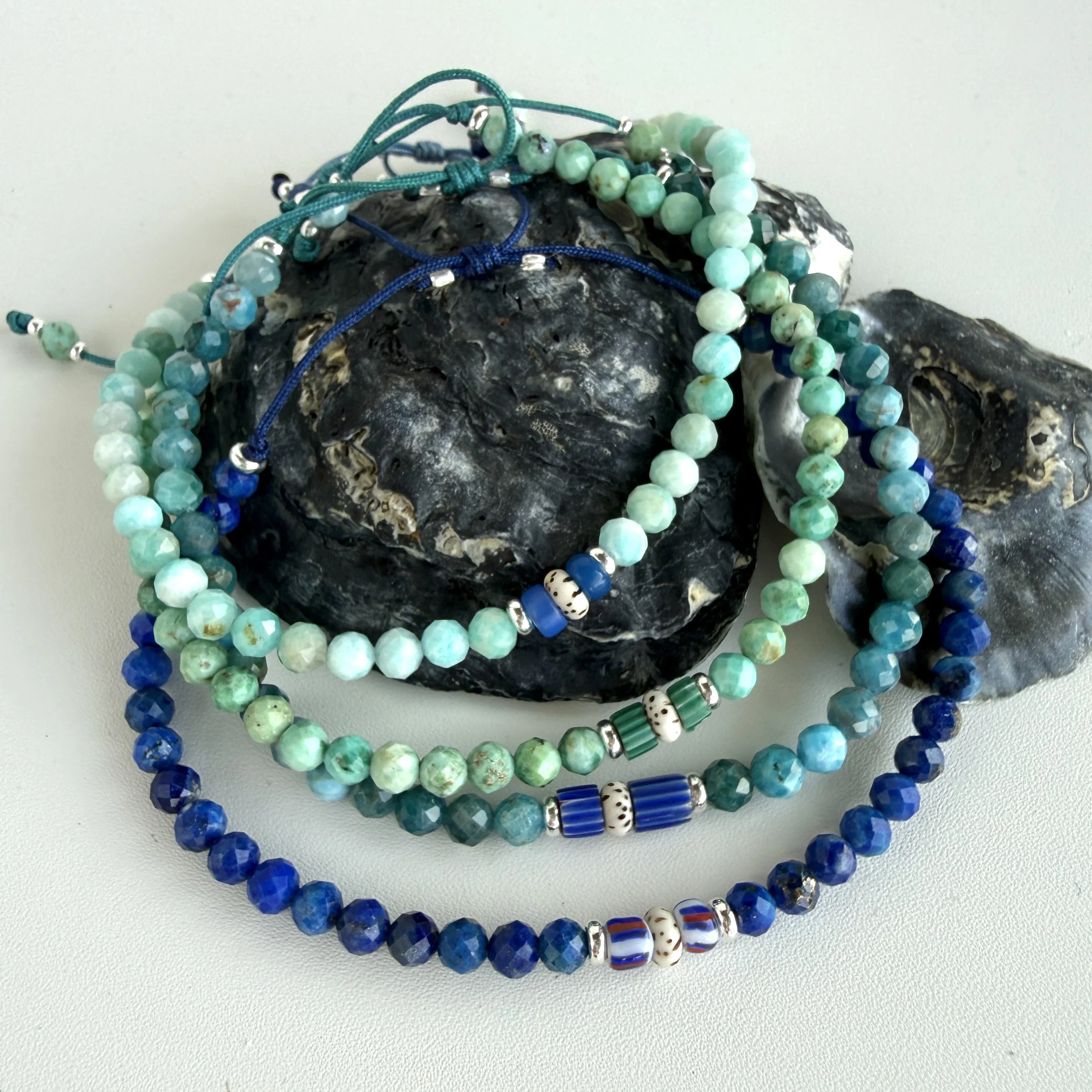 bracelet-homme-lapis-lazuli-accumulation-fait-main.jpg