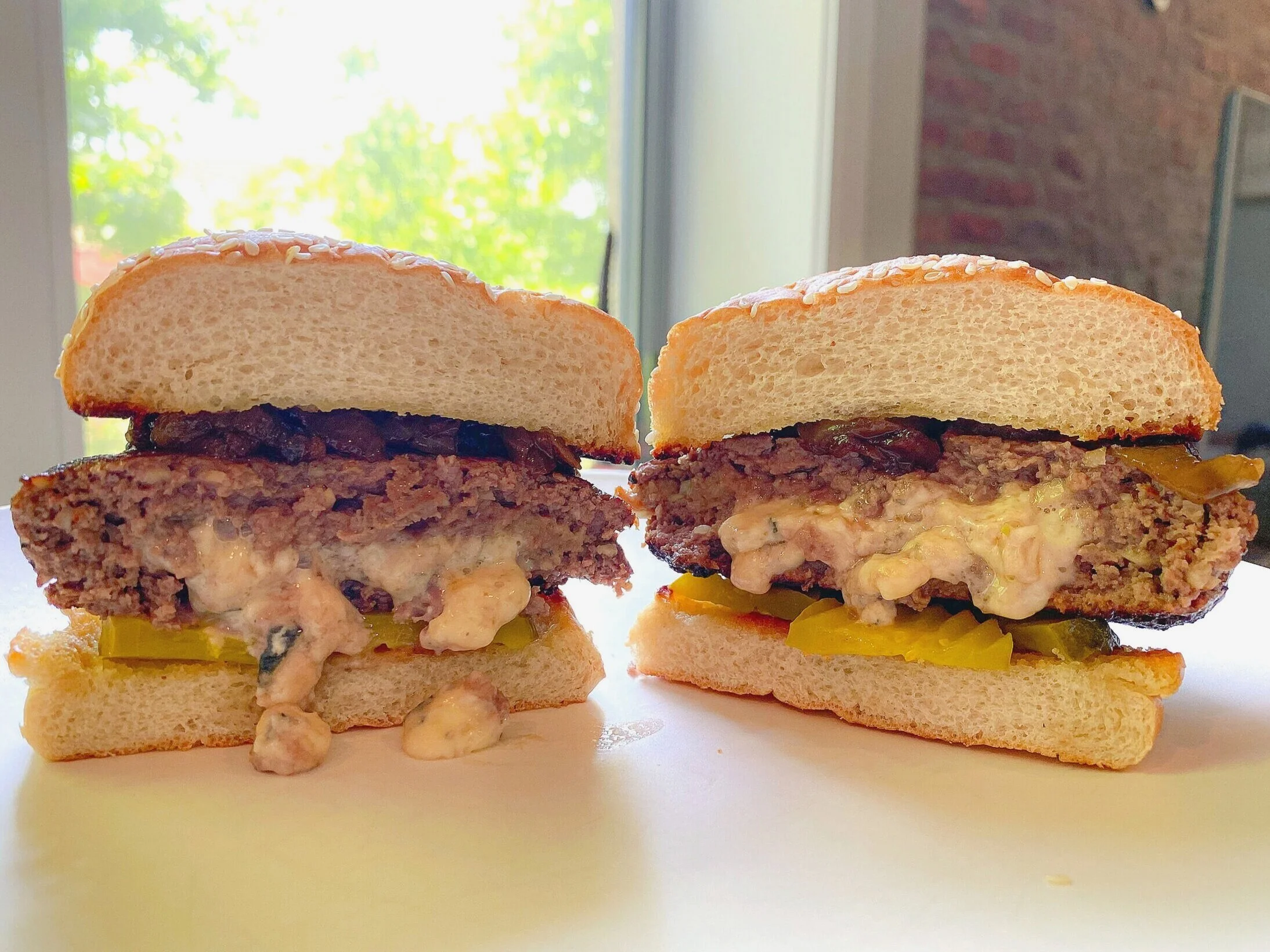 Juicy Lucy Burger</strong>