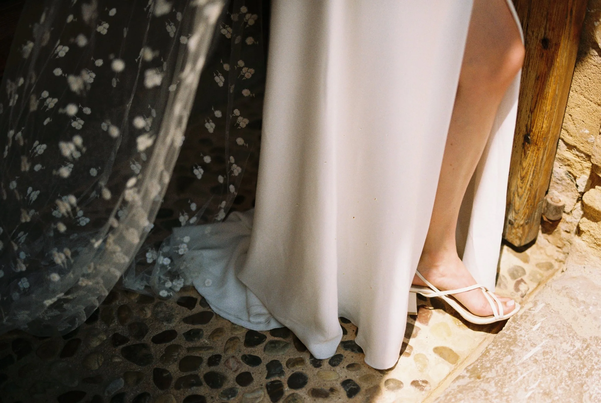 wedding-film-photographer-mallorca-ses-voltes-29R1-02082-036A.jpg