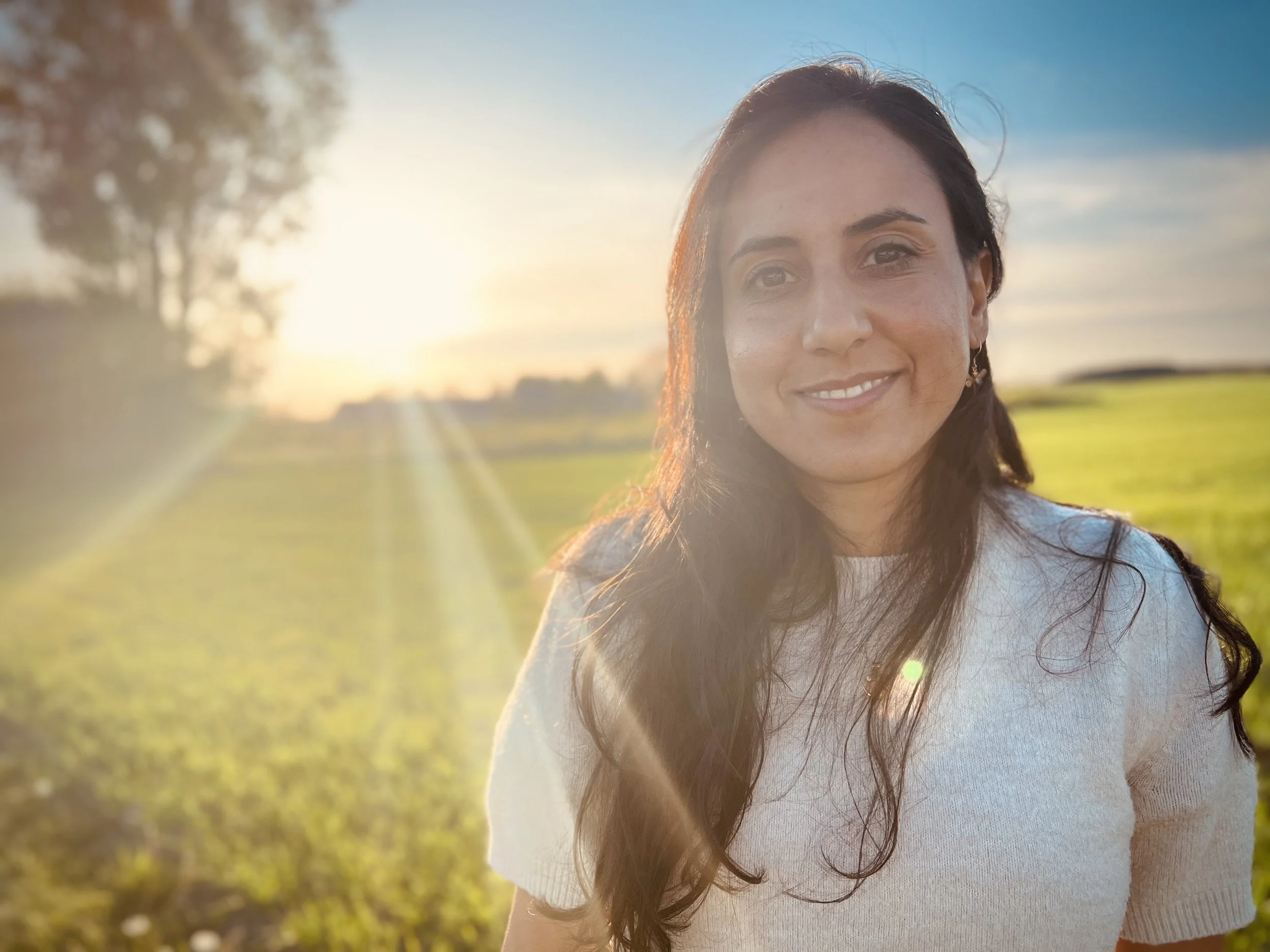 Foto af Tara Devi med solen i baggrunden symboliserende tranformation og spirituel terapeutisk vejledning ind i kærlighed og lys