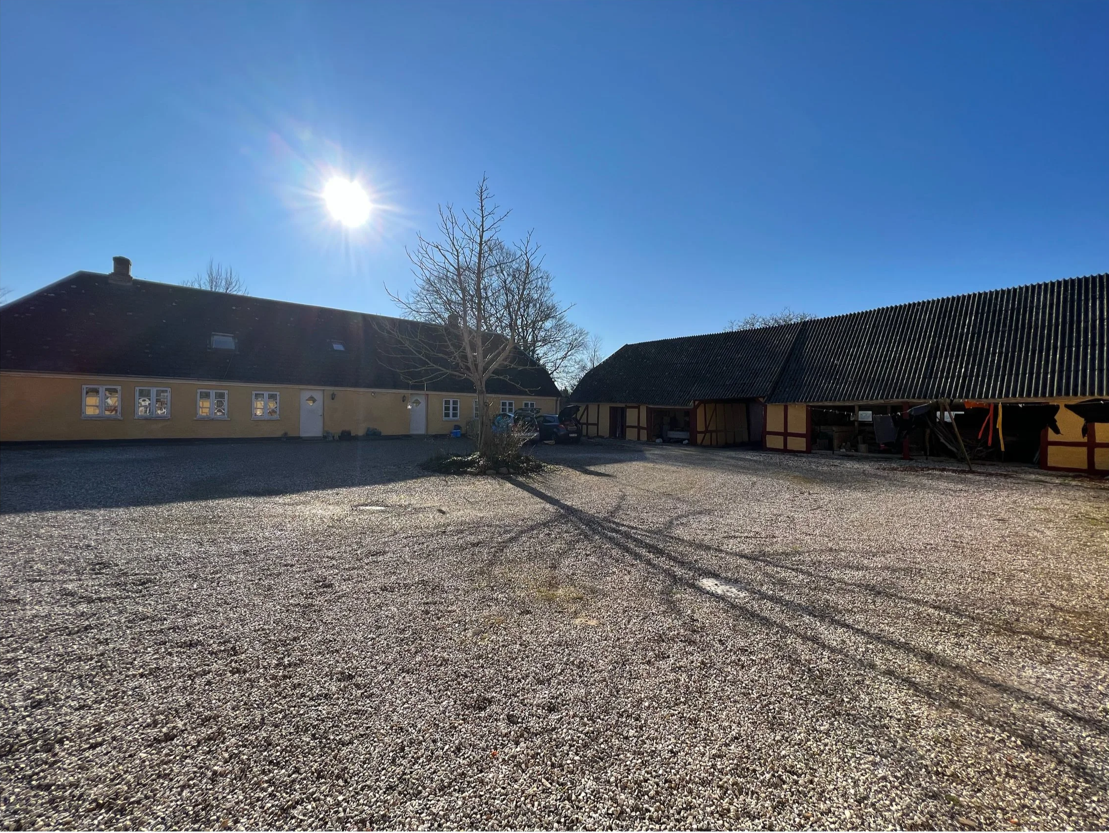 Gården Tara Devi bor på med solen lysende over - tider kan bookes der i Odder og også i Aarhus efter aftale!