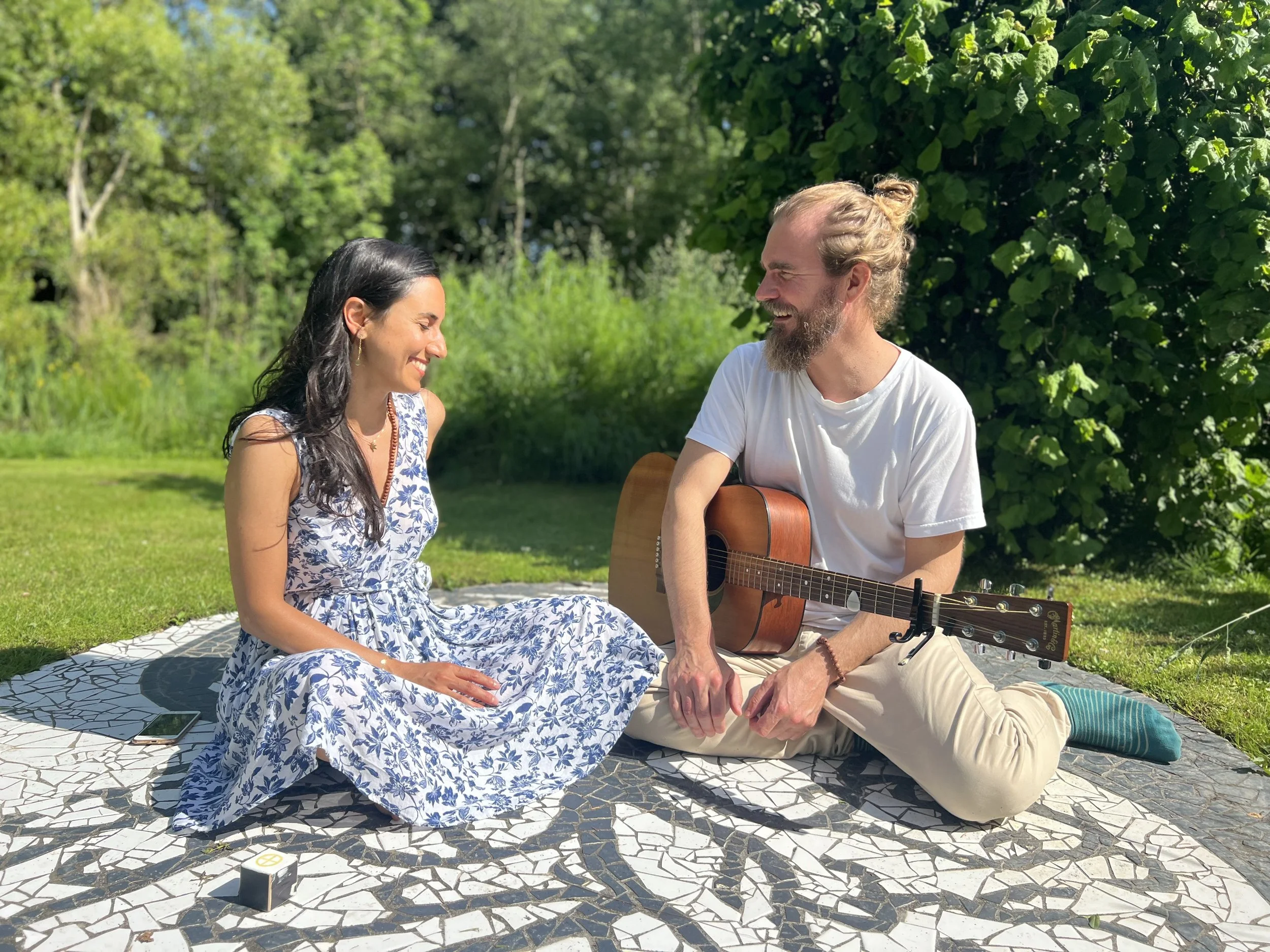 Kirtan-duoen Hjertekald (Tara Devi og Mads Løvehjerte) sidder på yin og yang symbolet i Tempeldal. Hjertekalds musik er udgivet på alle streamingtjenester . Albummet hedder: Hjertekald - sange til lyset