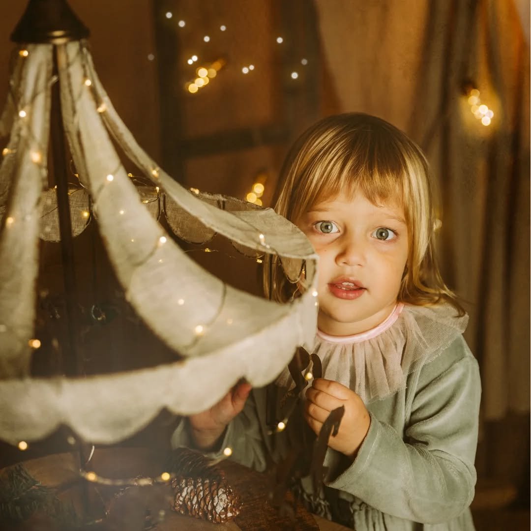 ✨🎄 Sonrisas iluminadas por los destellos de la Navidad 🎄✨

Capturar a la peque&ntilde;a C. entre luces, risas y un ambiente lleno de alegr&iacute;a fue simplemente m&aacute;gico. Cada clic de la c&aacute;mara guard&oacute; no solo su sonrisa, sino 