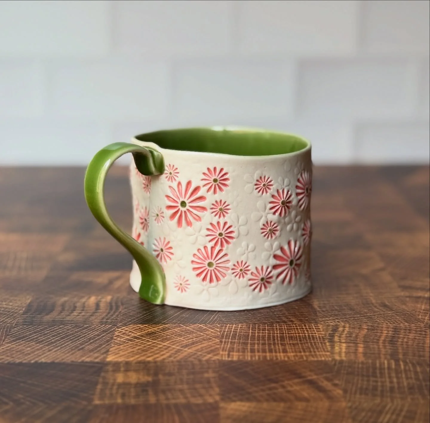 How do you feel about the color pink?  I have to admit that I&rsquo;ve never been much of a fan, but it has started to grow on me in recent years.  I do especially love pink with green&mdash;they seem to have an affinity for each other. What do you t