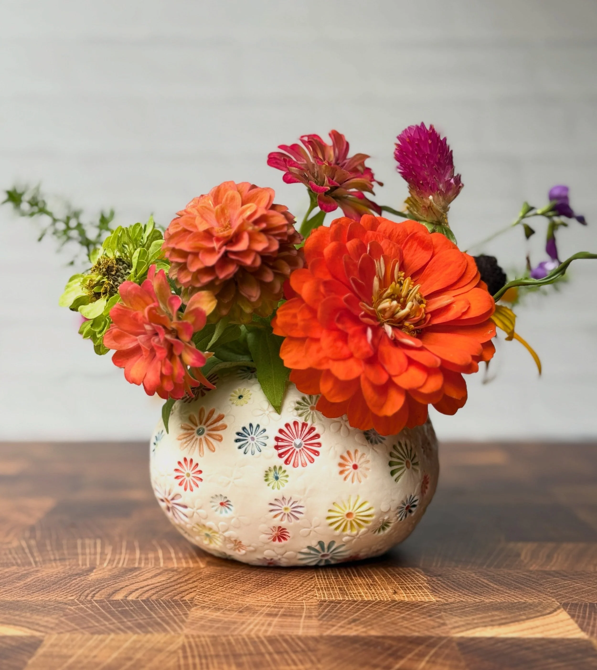 There are several budvases in the Pine Zen shop looking for good homes!  and now through the end of September I&rsquo;ll be donating 10% of profits from sales to @wckitchen 
You get a sweet little vase&mdash;I donate funds to help feed people&mdash;i