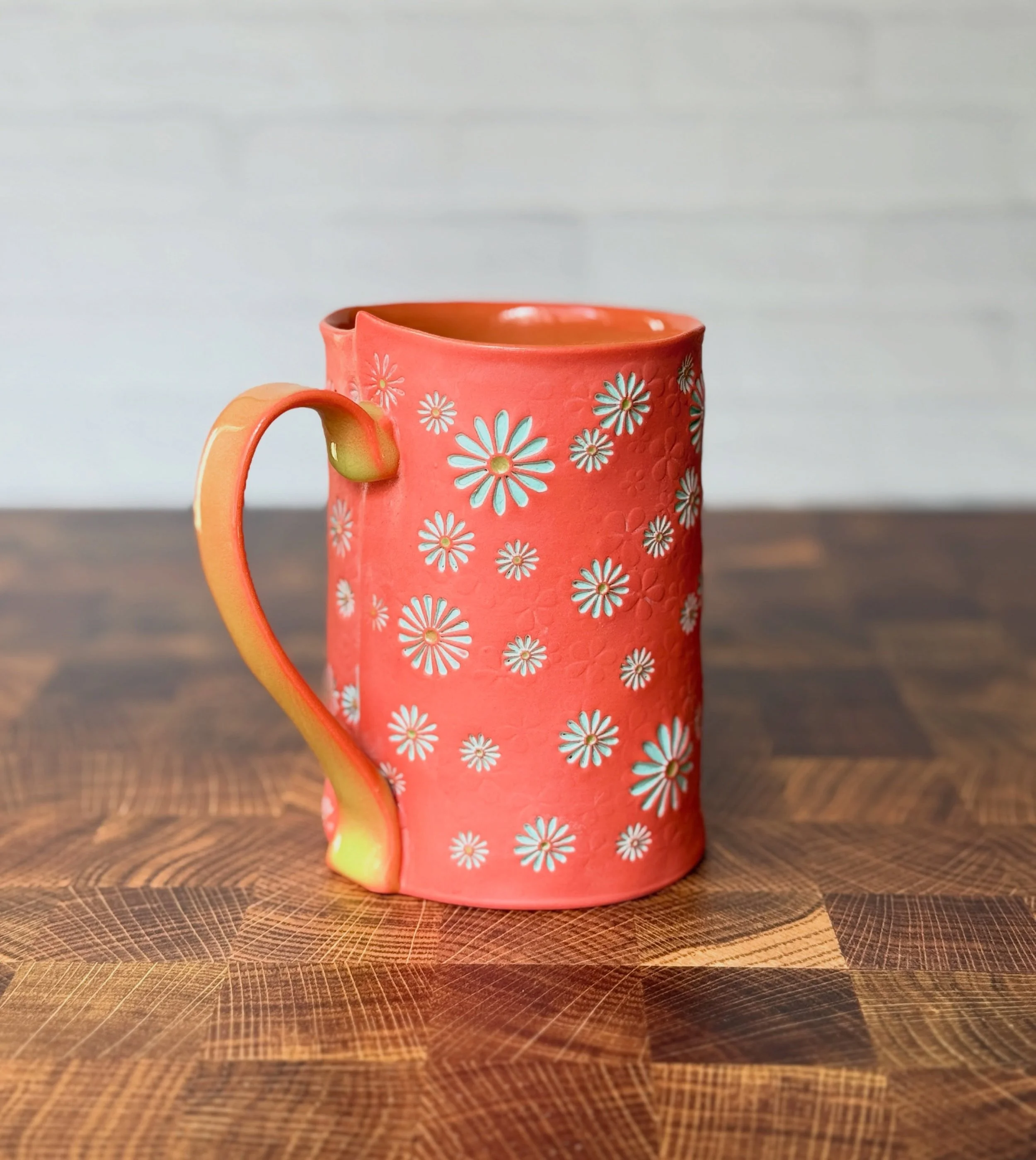This eye catching beauty is still available in the Pine Zen shop!  I love the way the glaze breaks on the edges of the handle &hellip; 😍😍😍

#shopsmall #smallbizlove #supportsmallbusiness #smallbusinessowner