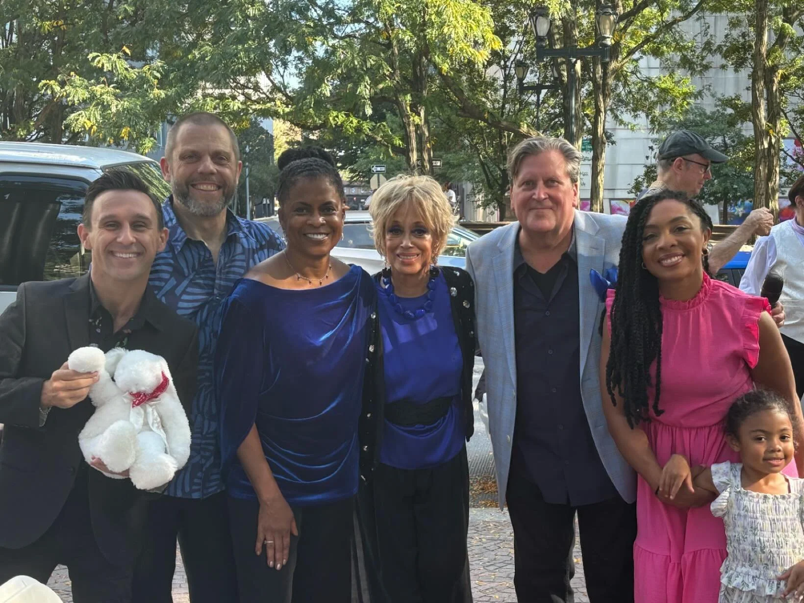 We love you madly! An unforgettable day at the Ellington Statue — celebrating the Duke in style, led by the ever-elegant Mercedes Ellington.
Endless thanks to all the amazing artists, dancers, musicians, and supporters who made this moment magi